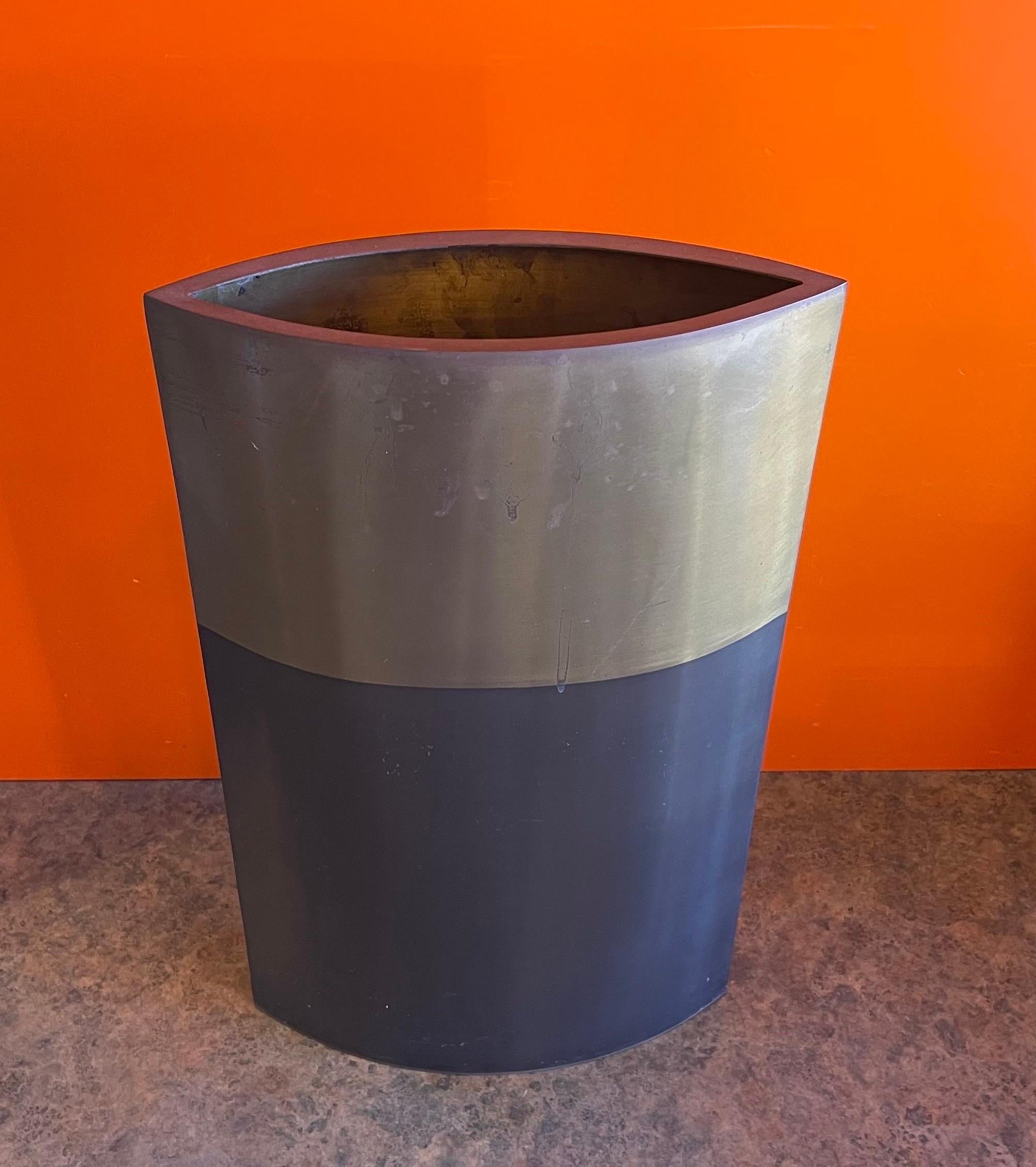 Grand vase/bougeoir minimaliste en laiton et bronze de deux tons par Michael Aram  en vente 3