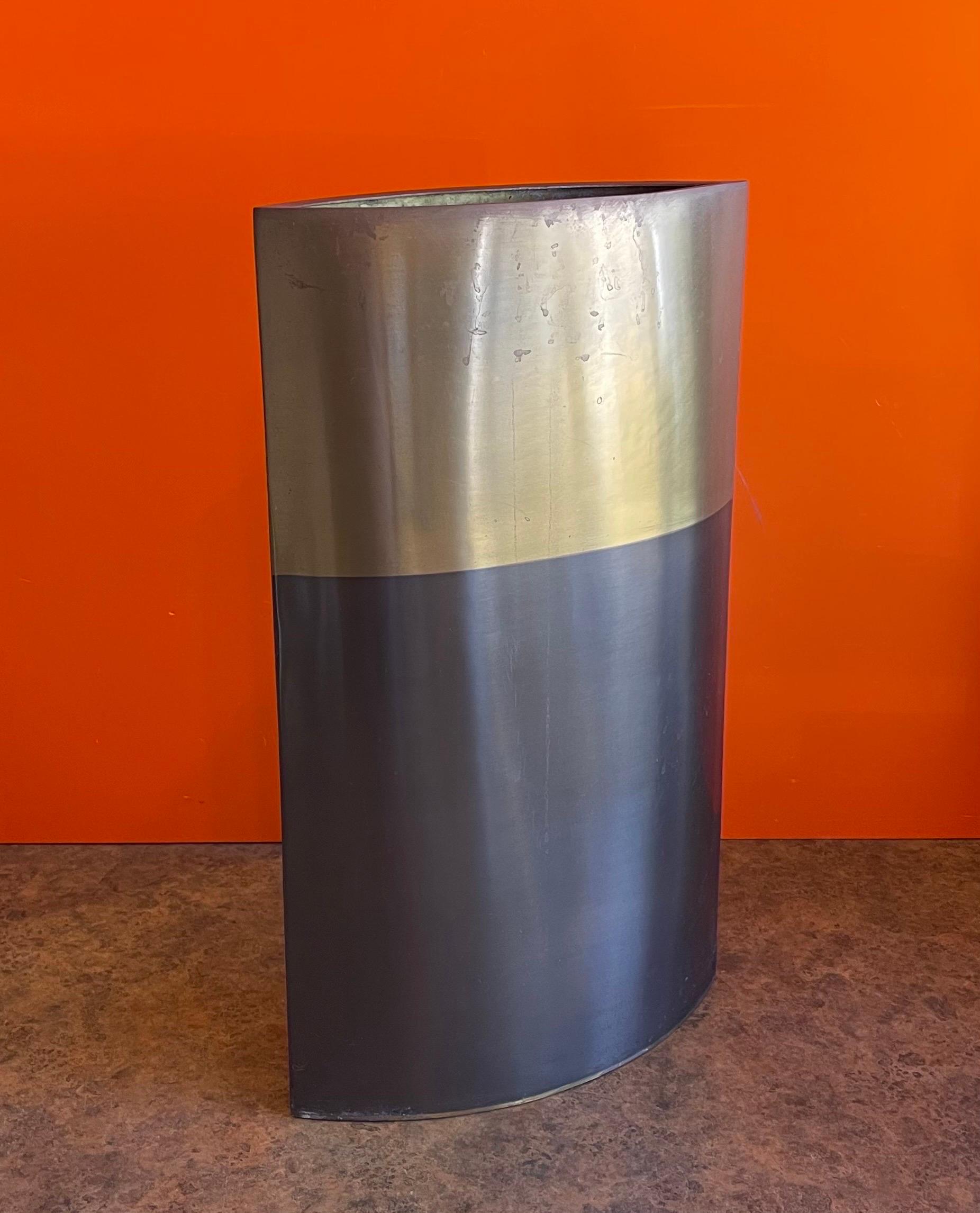 20ième siècle Grand vase/bougeoir minimaliste en laiton et bronze de deux tons par Michael Aram  en vente