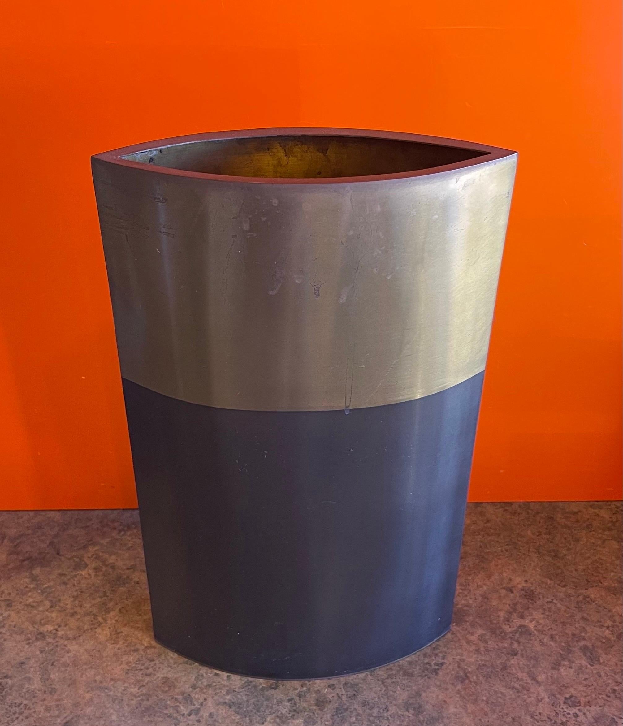 Laiton Grand vase/bougeoir minimaliste en laiton et bronze de deux tons par Michael Aram  en vente
