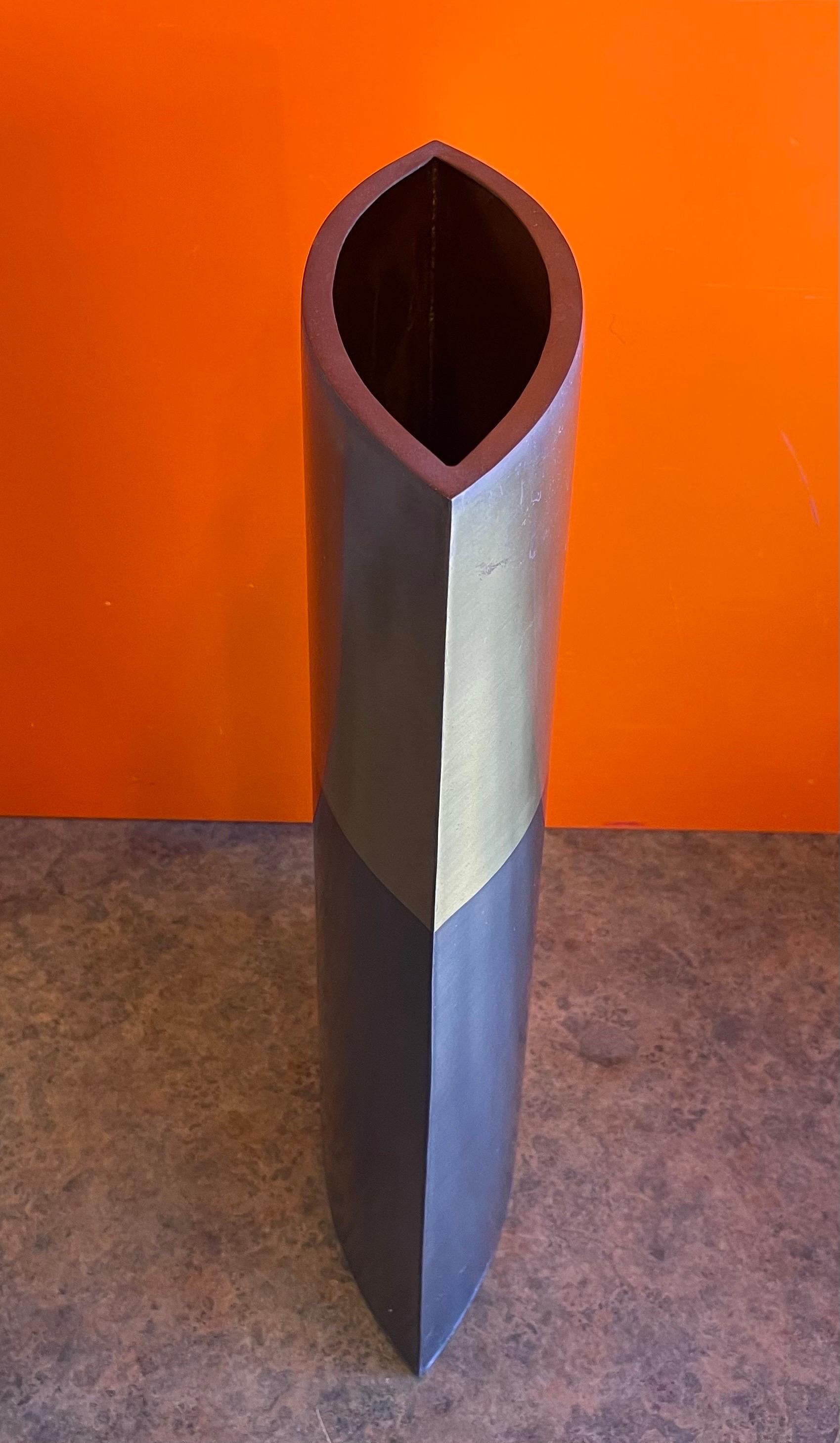 Grand vase/bougeoir minimaliste en laiton et bronze de deux tons par Michael Aram  en vente 1