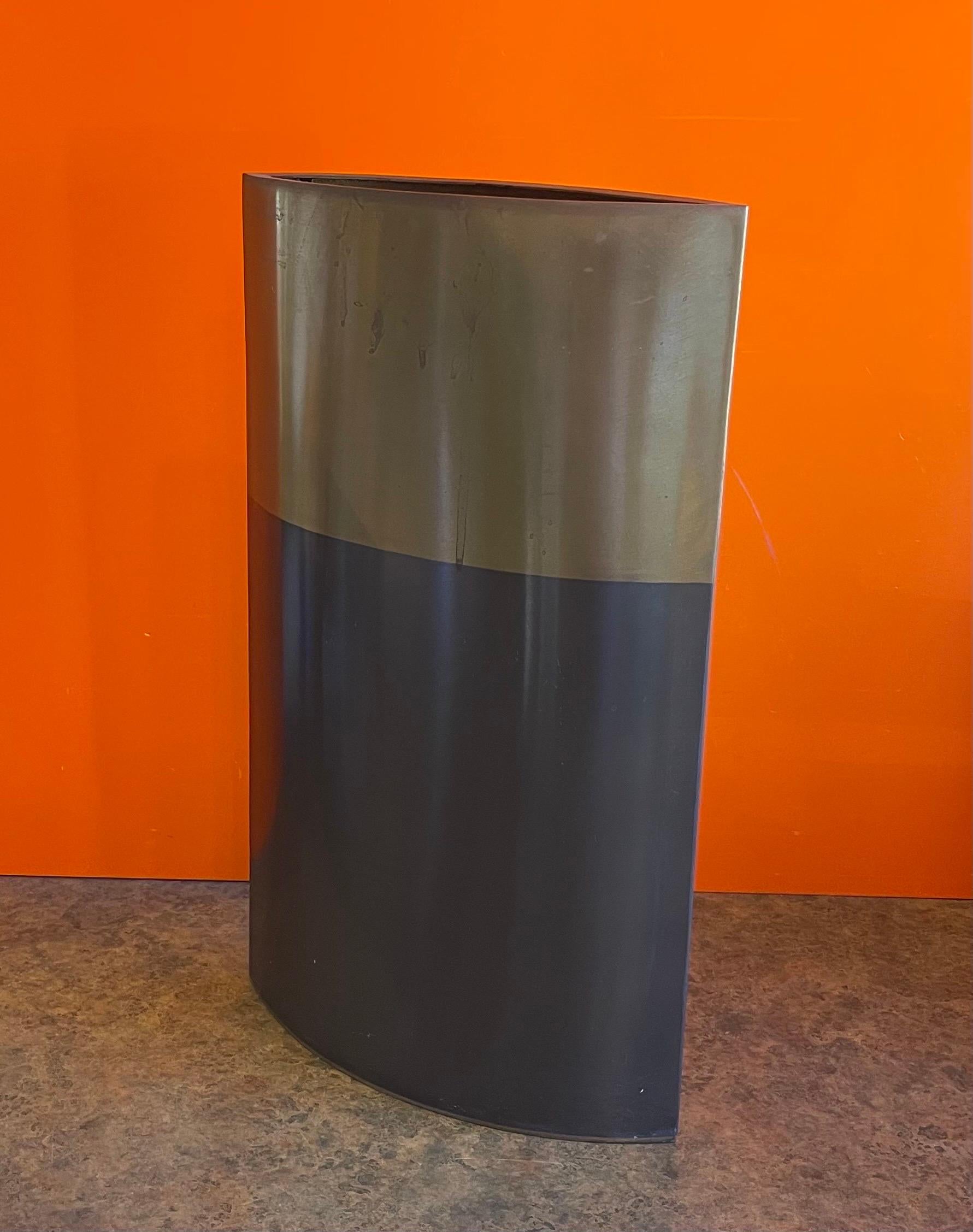 Grand vase/bougeoir minimaliste en laiton et bronze de deux tons par Michael Aram  en vente 2