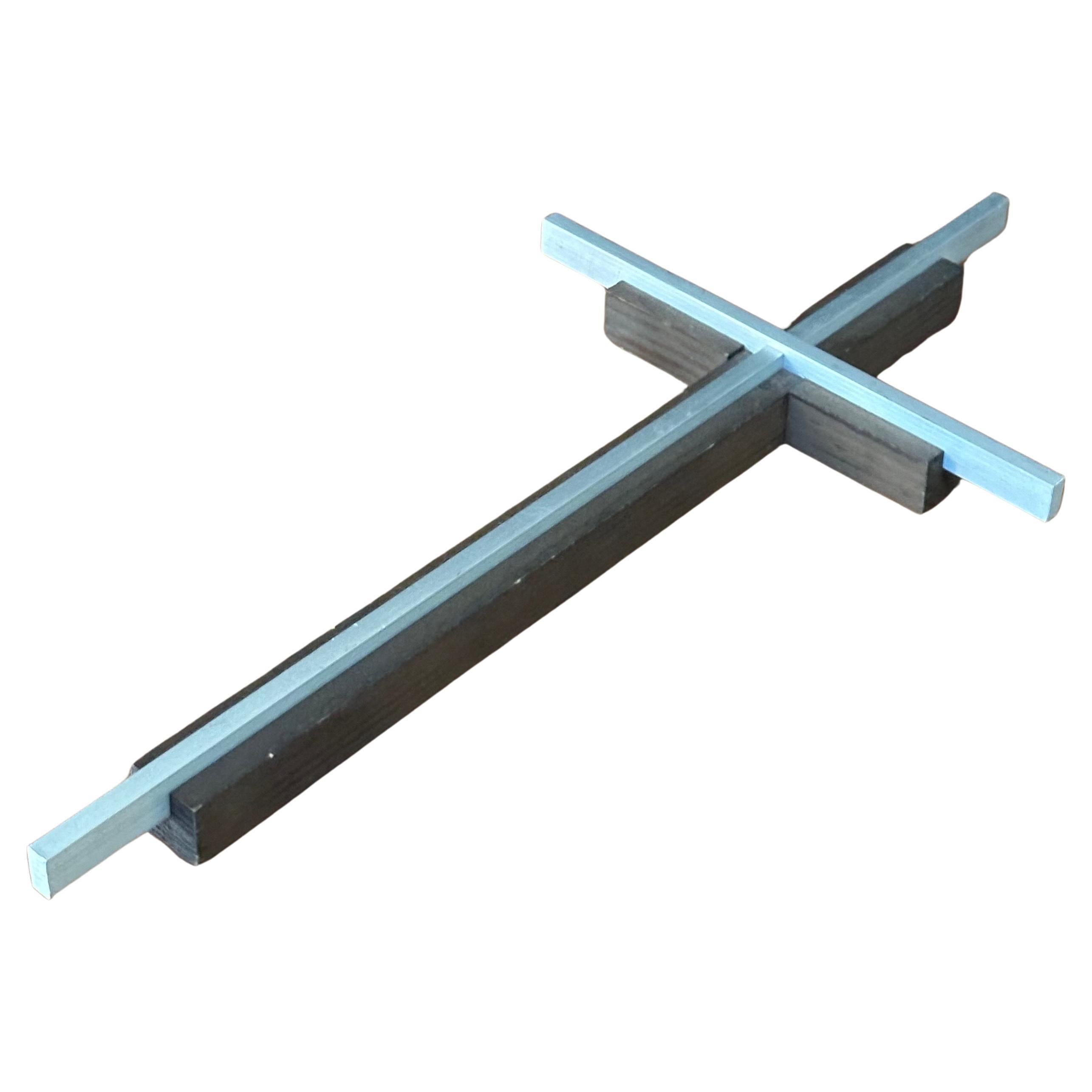 Grande croix minimaliste en noyer et aluminium brossé, vers les années 1960. La pièce mesure 15