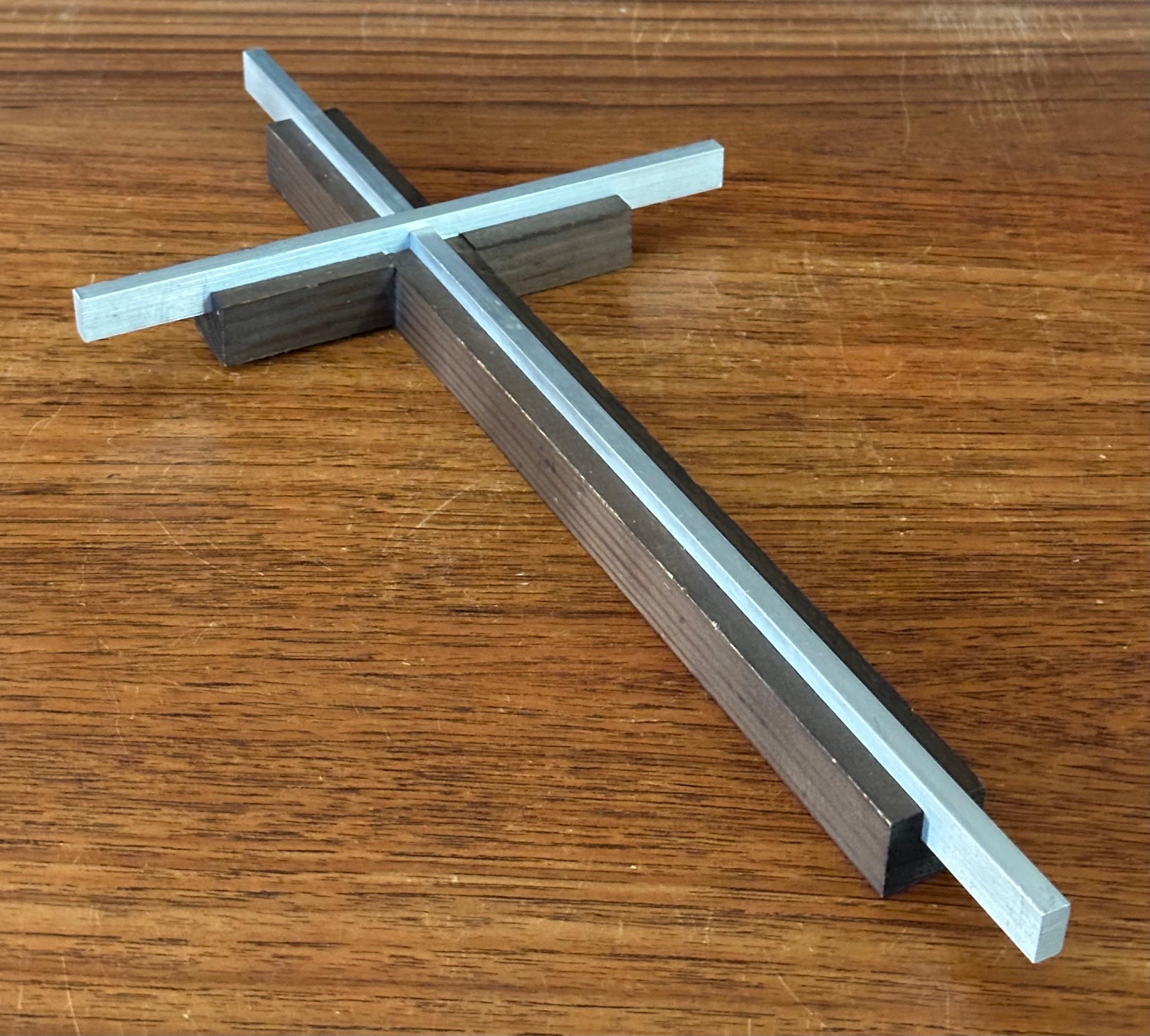 Mid-Century Modern Grande croix minimaliste en noyer et aluminium brossé en vente
