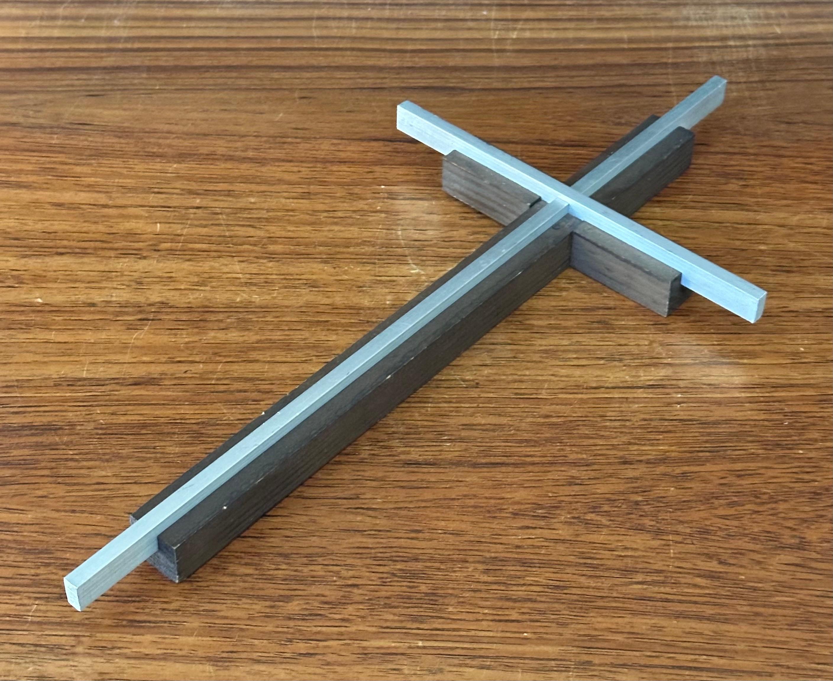 Américain Grande croix minimaliste en noyer et aluminium brossé en vente