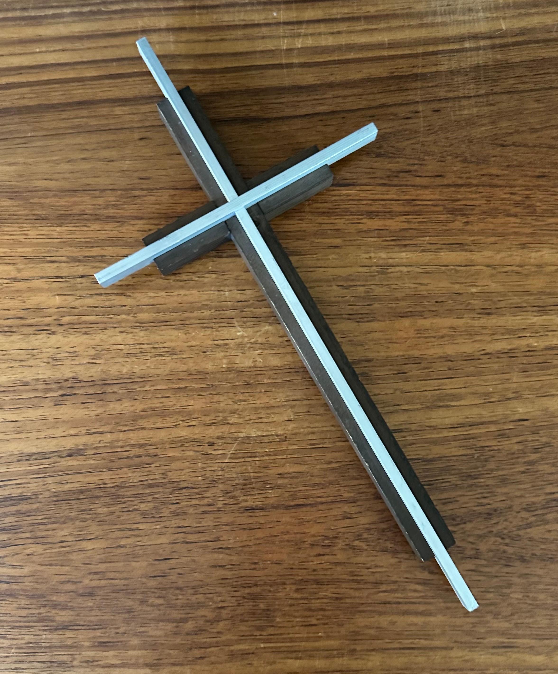 Grande croix minimaliste en noyer et aluminium brossé Bon état - En vente à San Diego, CA