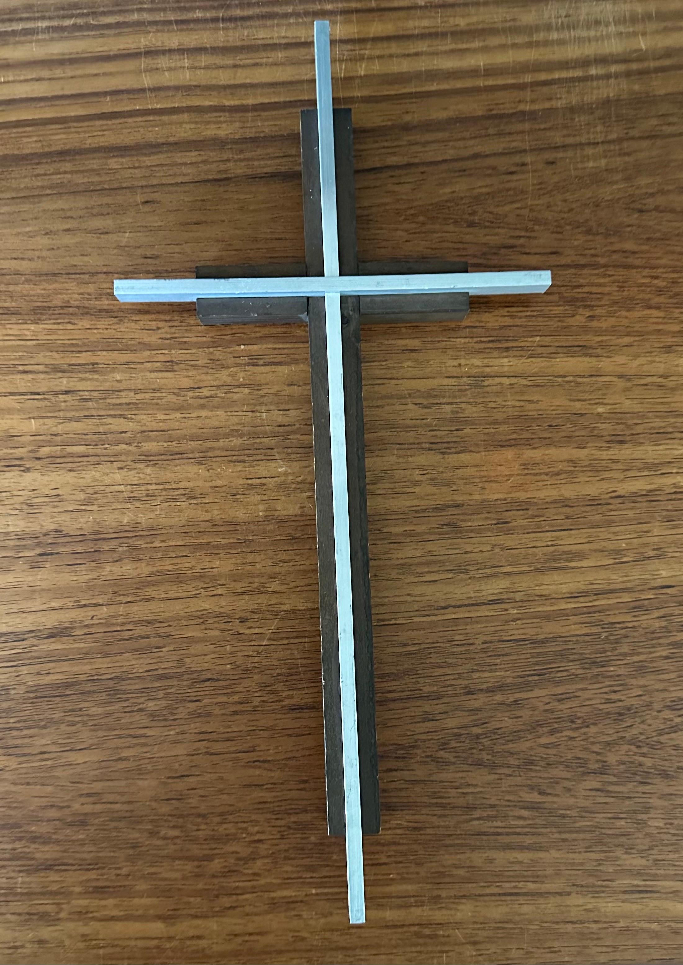 20ième siècle Grande croix minimaliste en noyer et aluminium brossé en vente