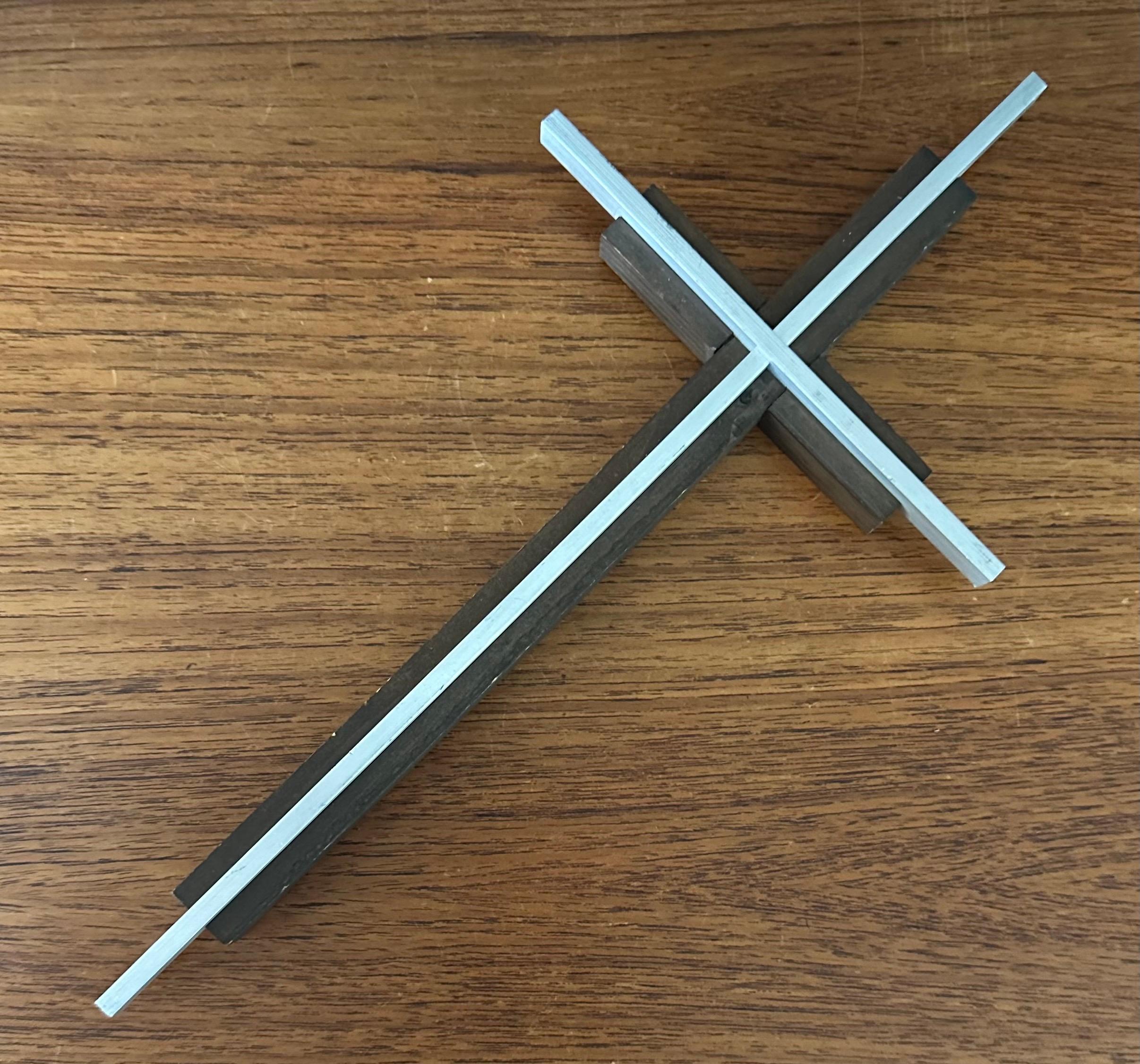 Aluminium Grande croix minimaliste en noyer et aluminium brossé en vente