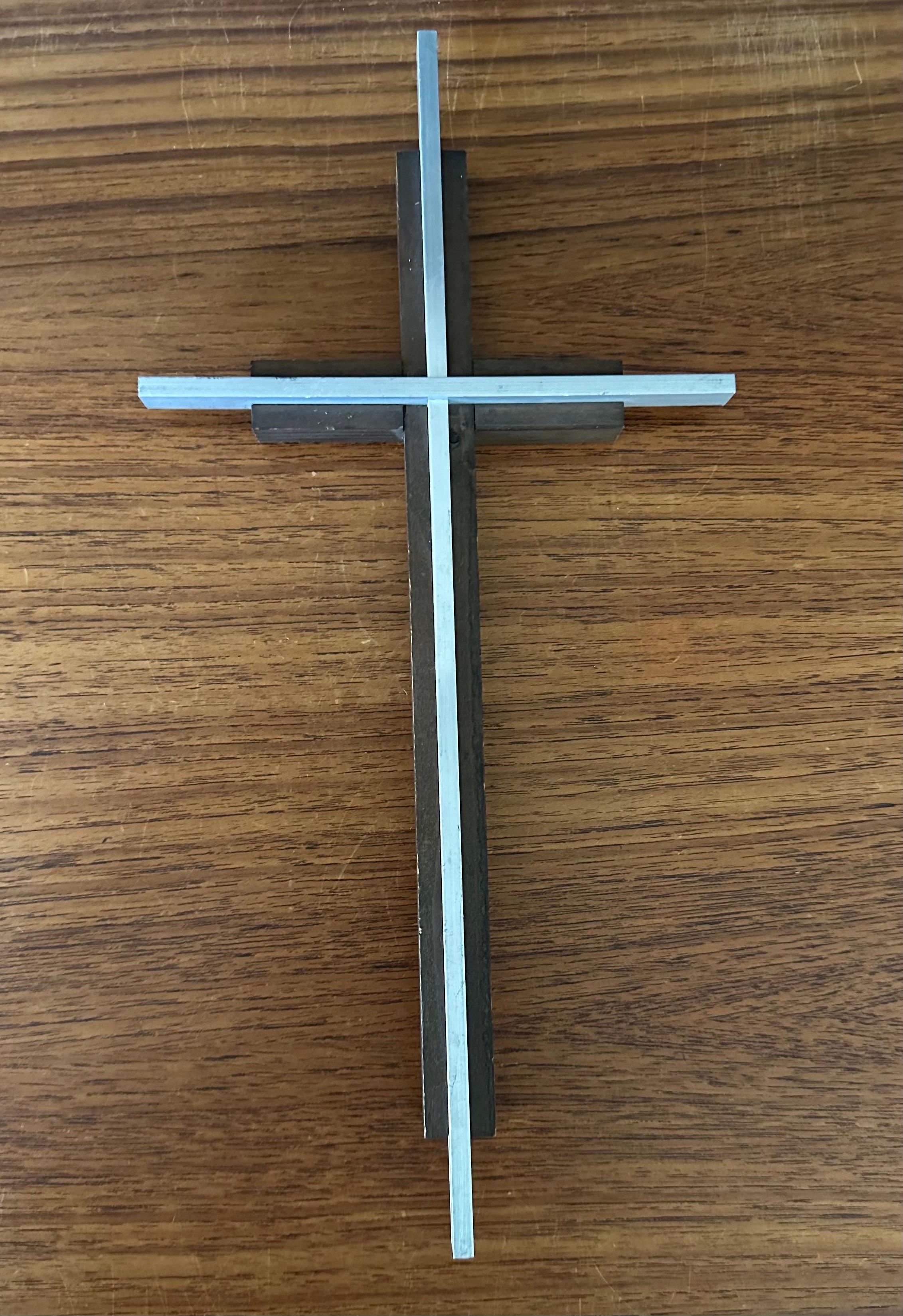 Grande croix minimaliste en noyer et aluminium brossé en vente 1