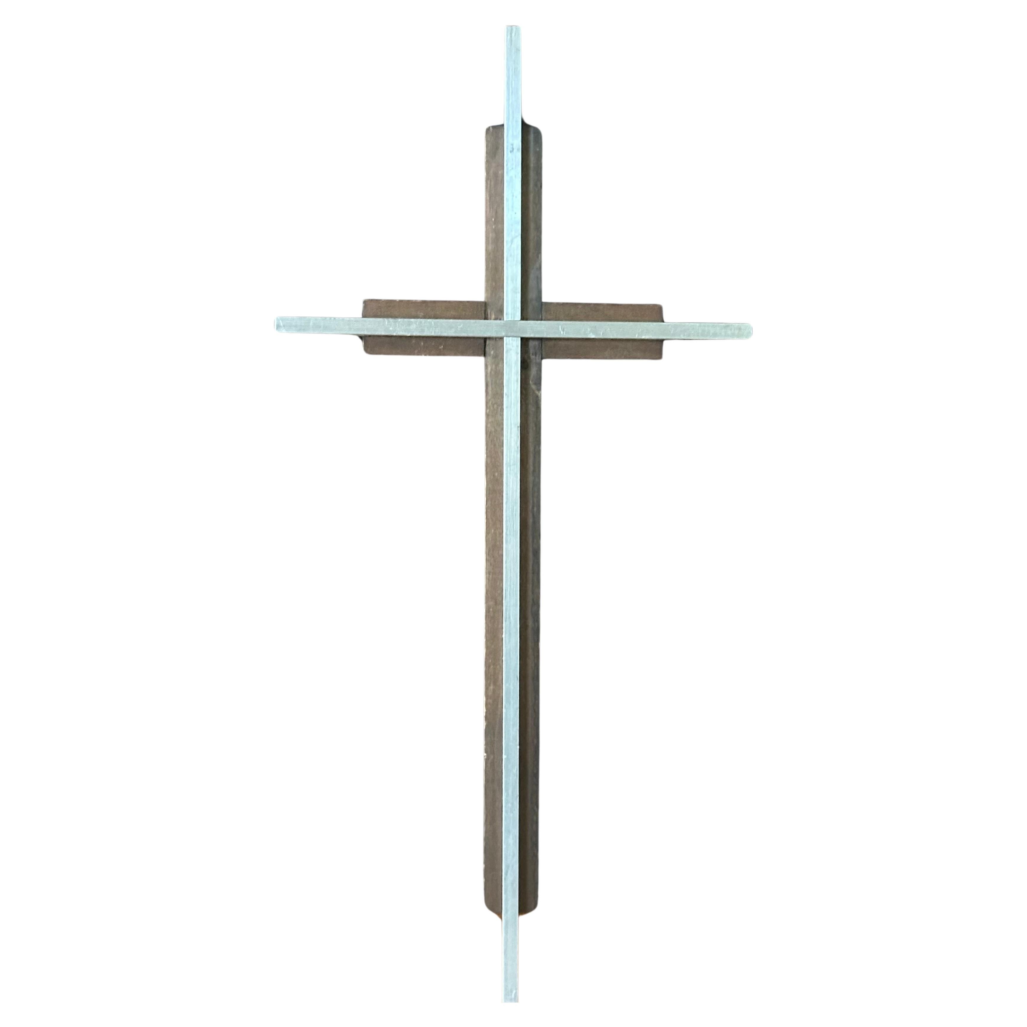 Grande croix minimaliste en noyer et aluminium brossé en vente 2