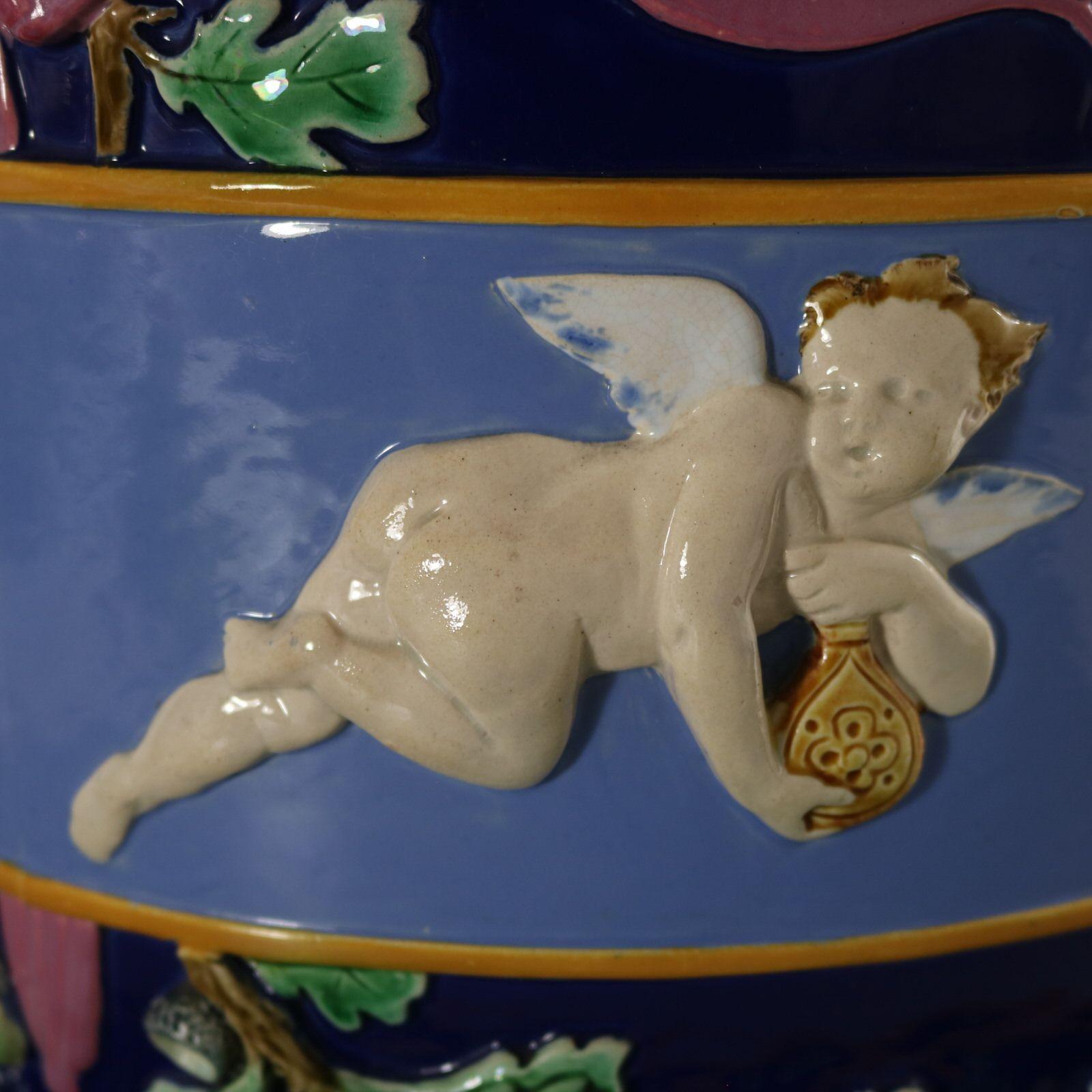 Large Minton Majolica Cupids Jardiniere And Stand In Good Condition For Sale In Chelmsford, Essex