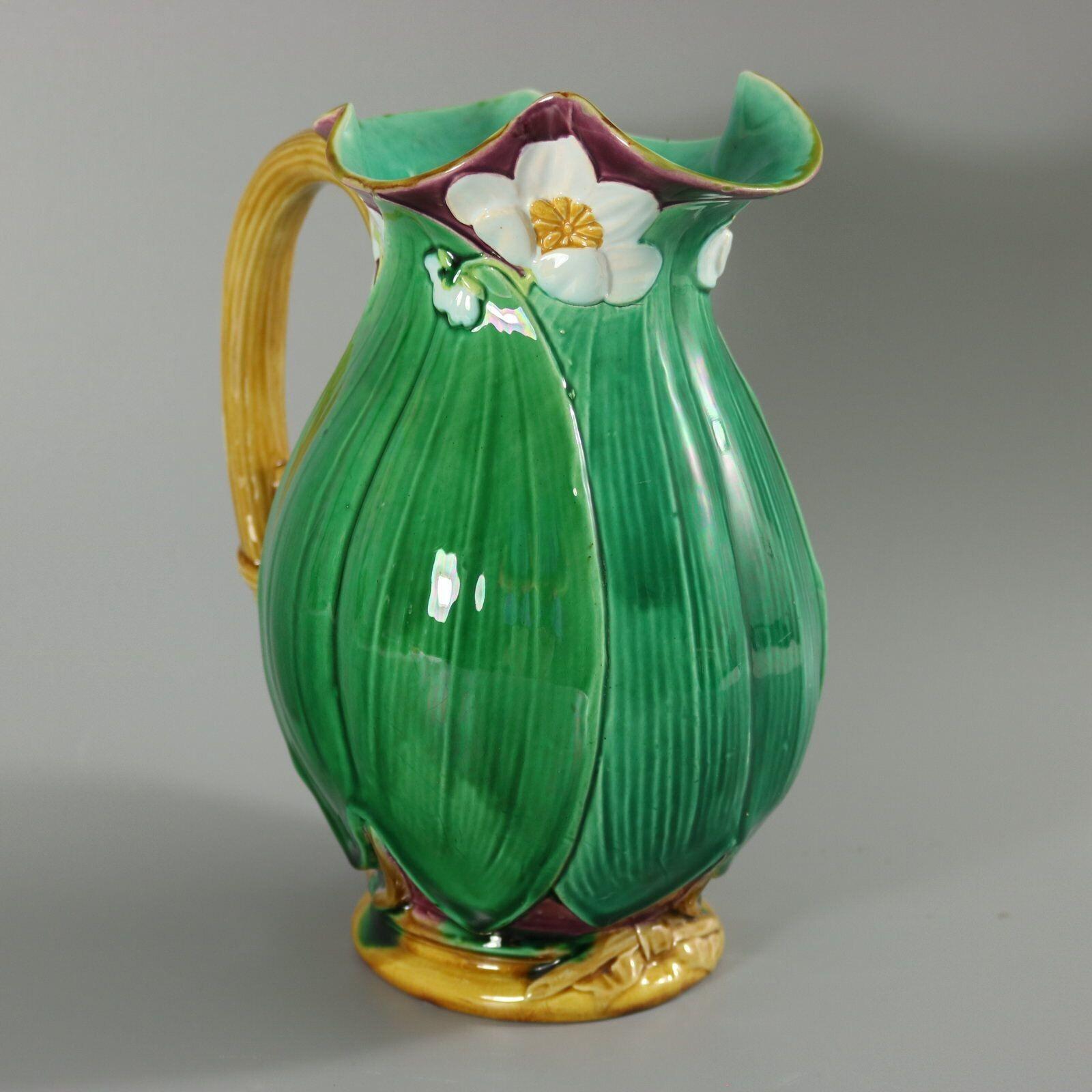 Majolica Grande brocca/bocca di giglio in maiolica di Minton in vendita