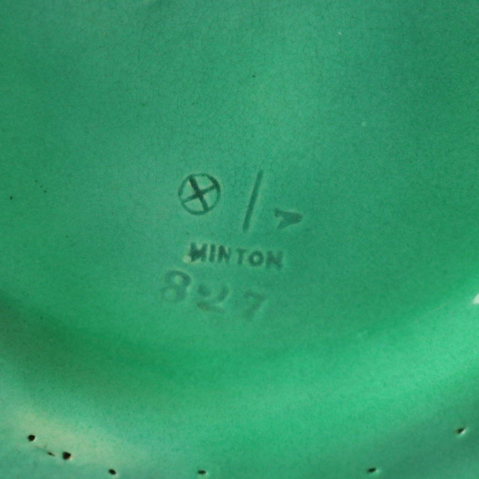 Vaso grande in maiolica di Minton in stile maschere rinascimentali in vendita 7