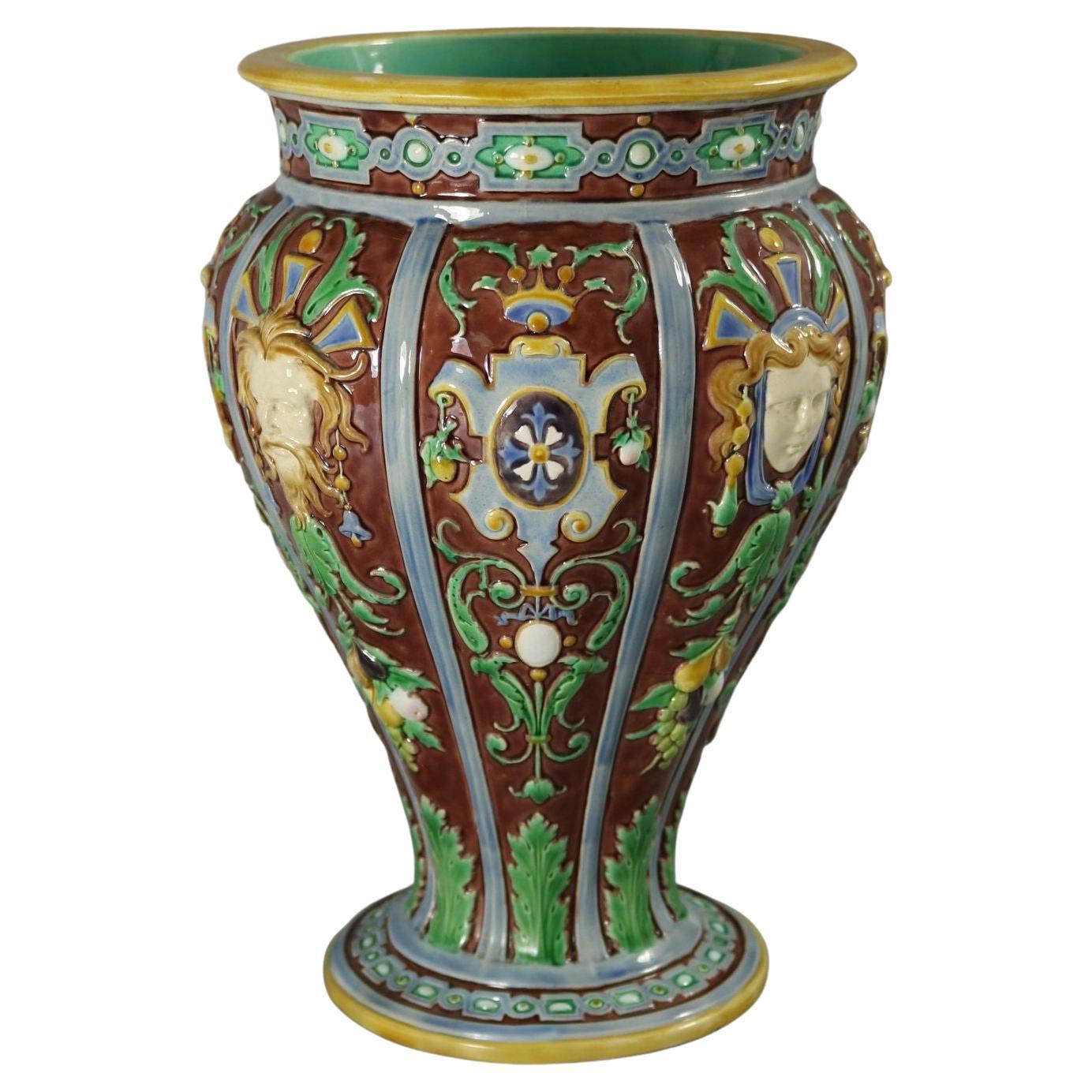 Grand vase masques en majolique de style Renaissance de Minton