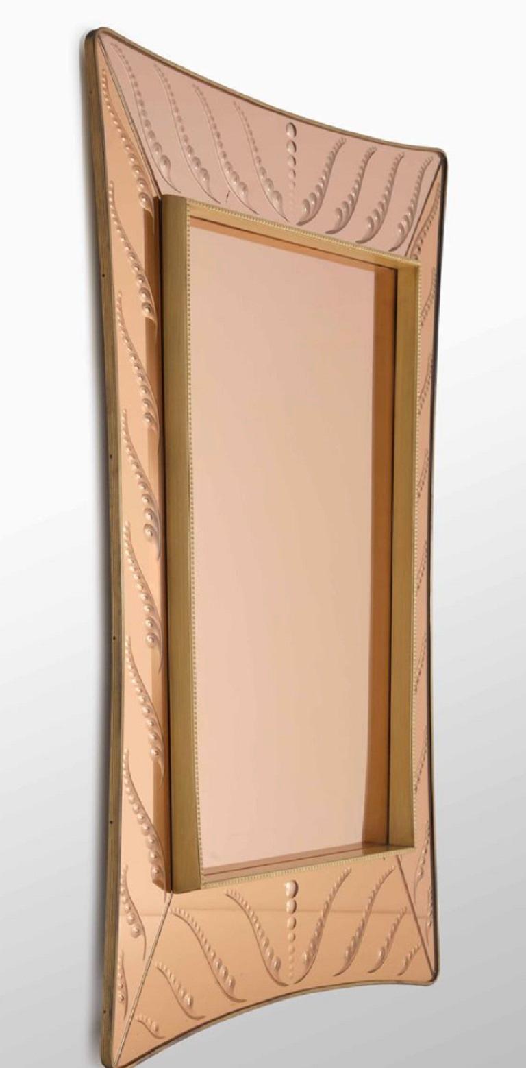 Grand miroir attribué à Cristal Arte. Un grand miroir en verre coloré réfléchissant avec une structure en bois et laiton et un cadre en verre coloré réfléchissant gravé.