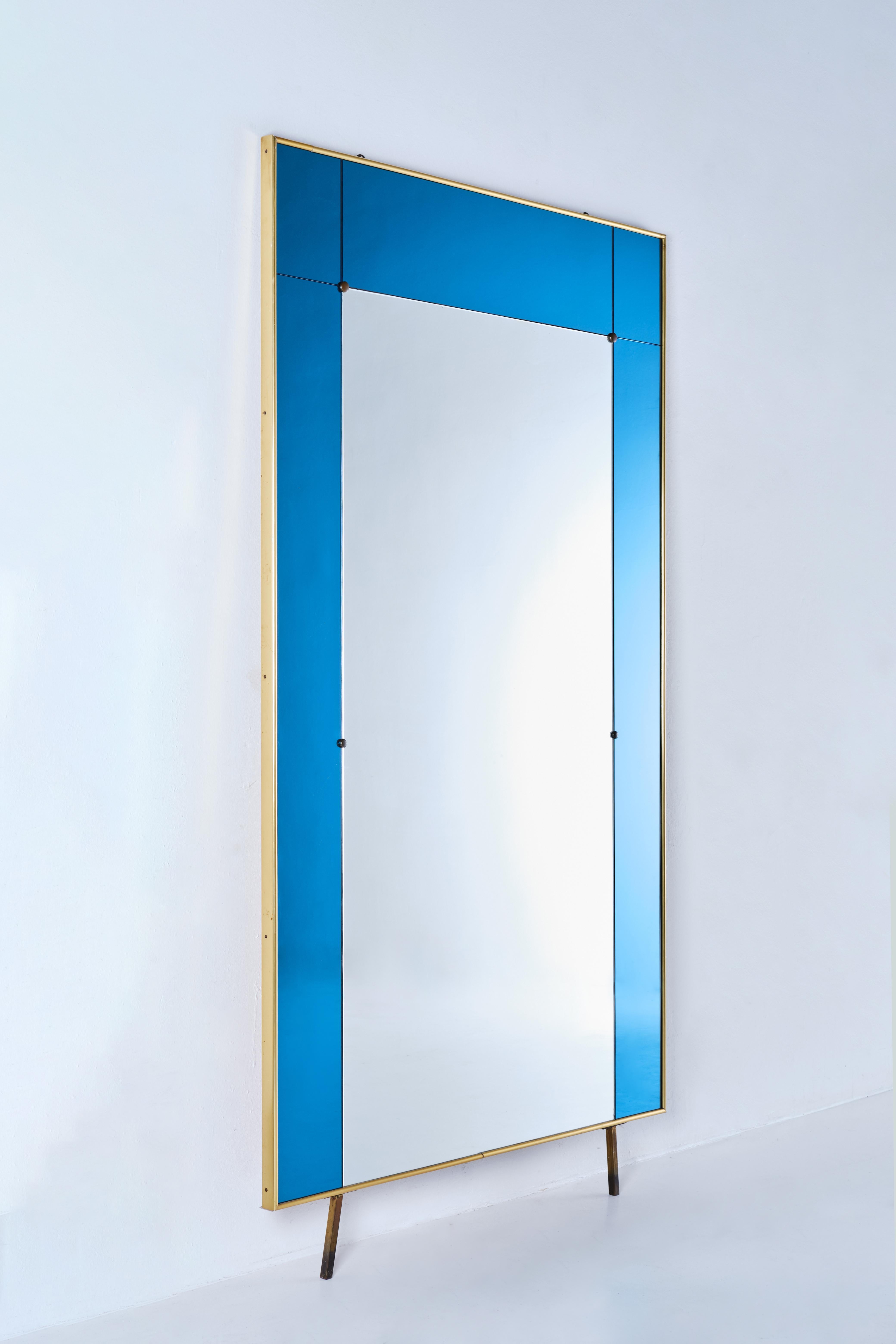 Large mirror manufactured by Cristal Arte in the 50s, It features a brass frame and a perimetral colored mirrored glass. The perfect item for large entryways and rooms.
 