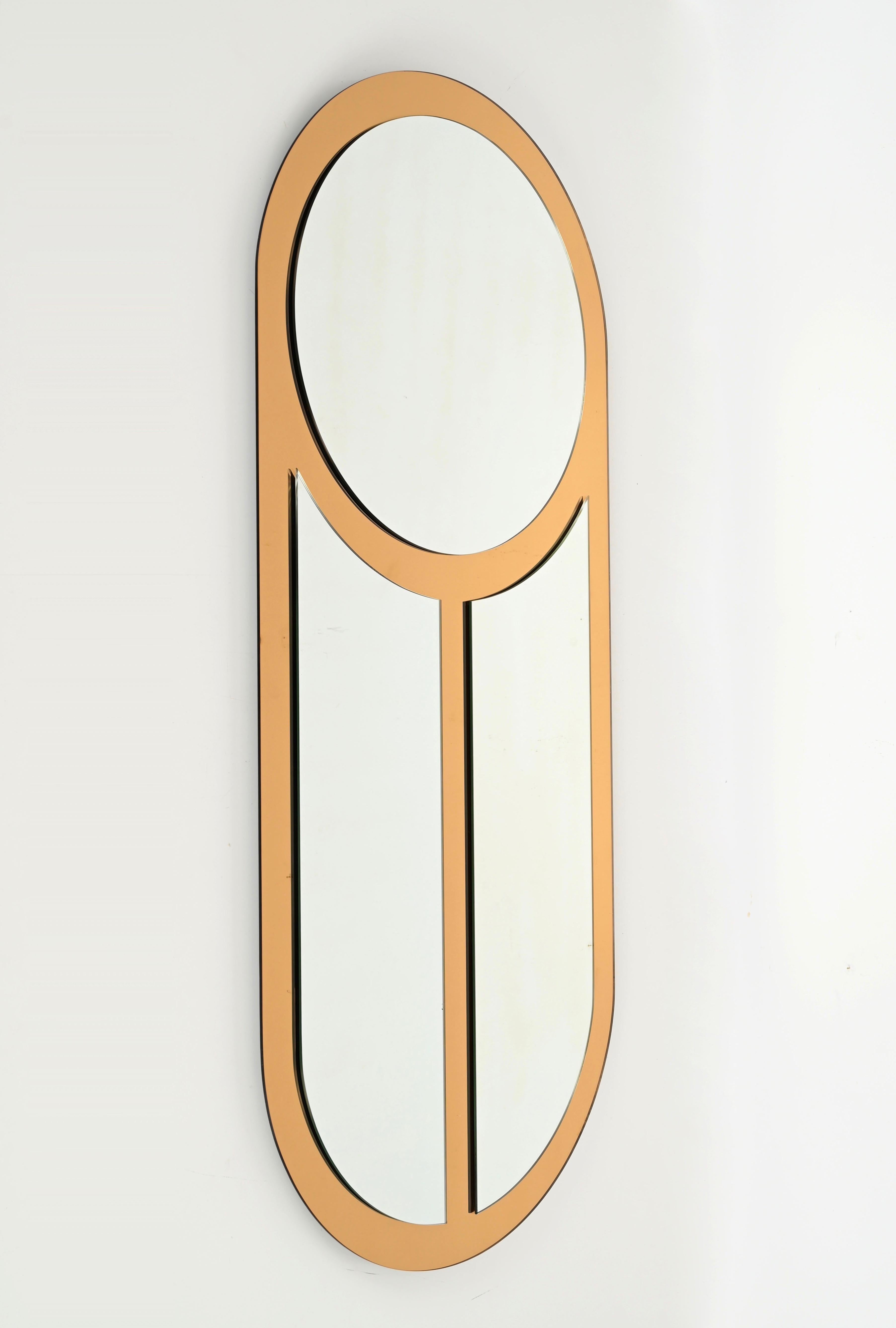 Meraviglioso specchio oblungo di grandi dimensioni del Mid-Century realizzato in una combinazione di specchi bronzati e trasparenti. Questo specchio incredibilmente unico ed elegante è stato prodotto da Cristal Arte in Italia negli anni