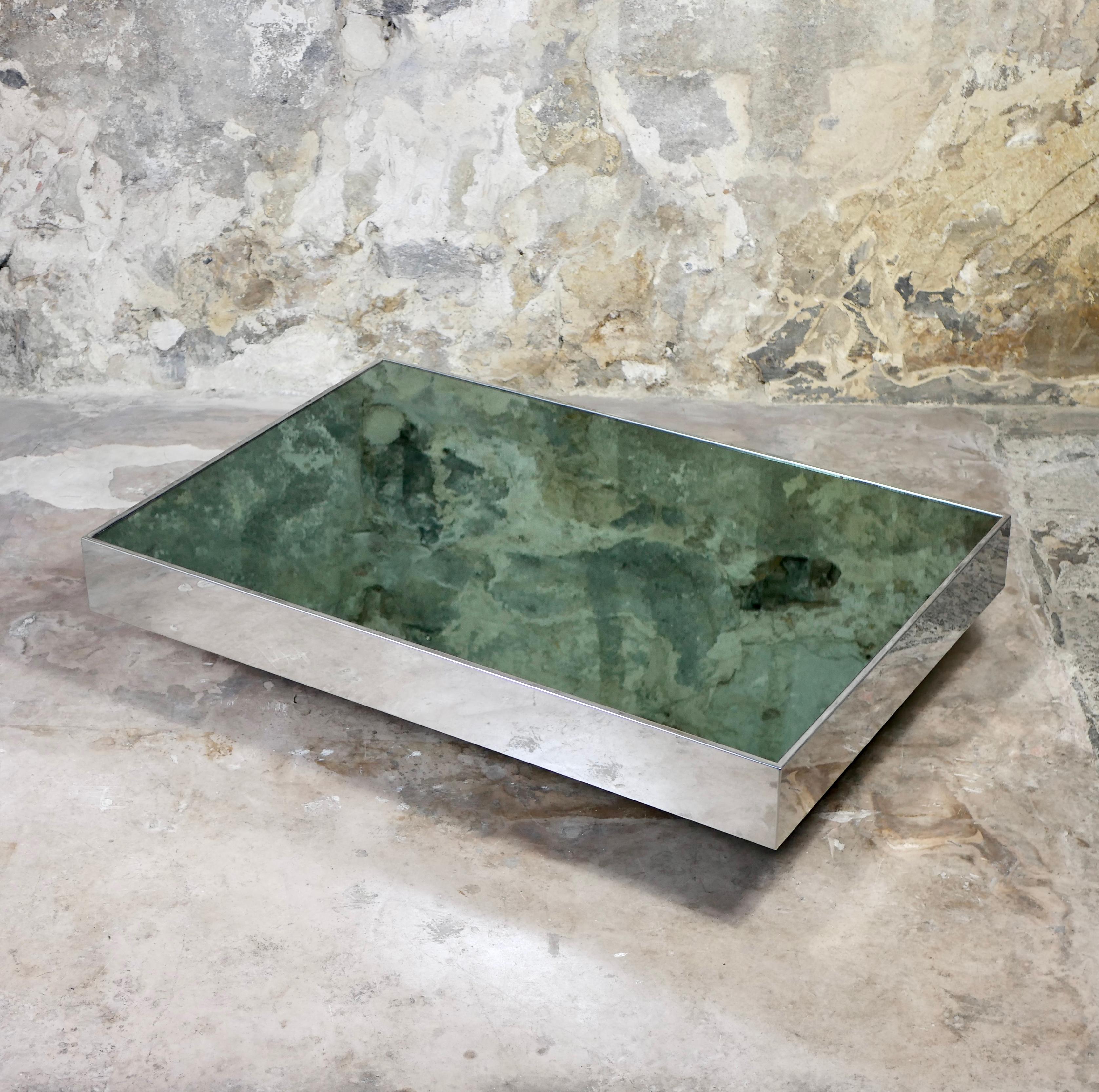 Beautiful and large mirror coffee table designed by Willy Rizzo for Cidue in the 1970s in Italy.
Mirror glass top, chromed metal edges, wood base.
Very elegant !
Good condition : some scratches on top, rare traces on the edges.
Dimensions : W120,