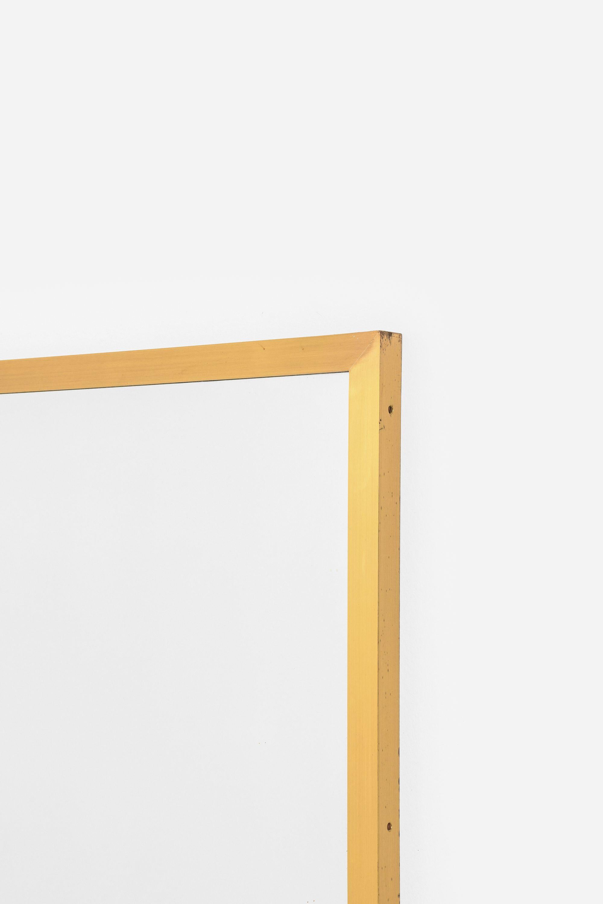 Grand miroir en laiton, années 1960

Informations supplémentaires :
Matériau : Laiton
Style : Milieu du siècle, Scandinave
Produit par Glas mäster à Markaryd, Suède
Dimensions (L x P x H) : 101 x 3 x 121 cm
Condit : Bon état vintage, avec des signes