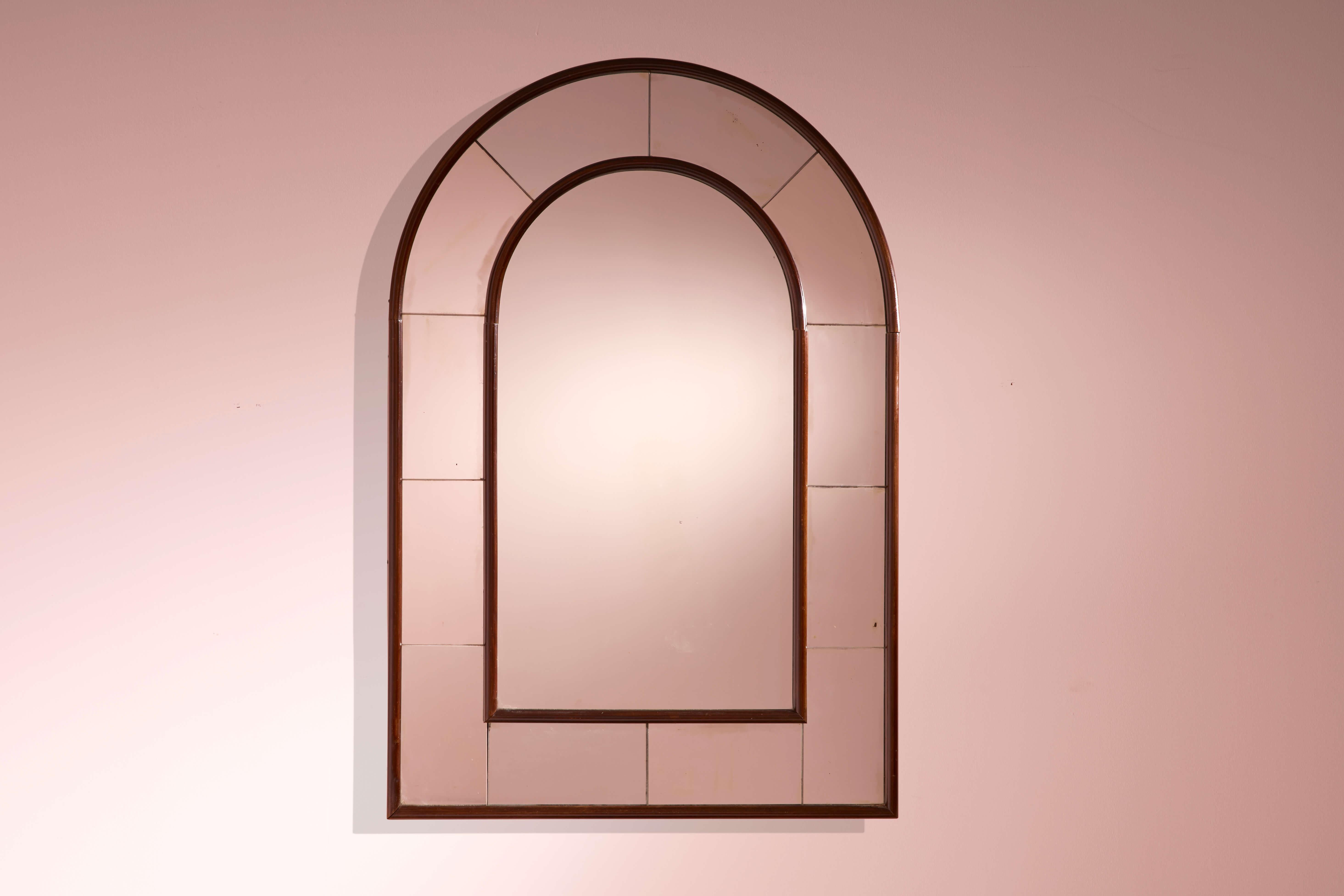 Grande specchio in stile razionalista, vetro specchiato e legno, nello stile di Marcello Piacentini e Piero Portaluppi, artigianato italiano, anni '30

L'eleganza dell'arco romano è una presenza ricorrente nella storia dell'architettura. Spesso