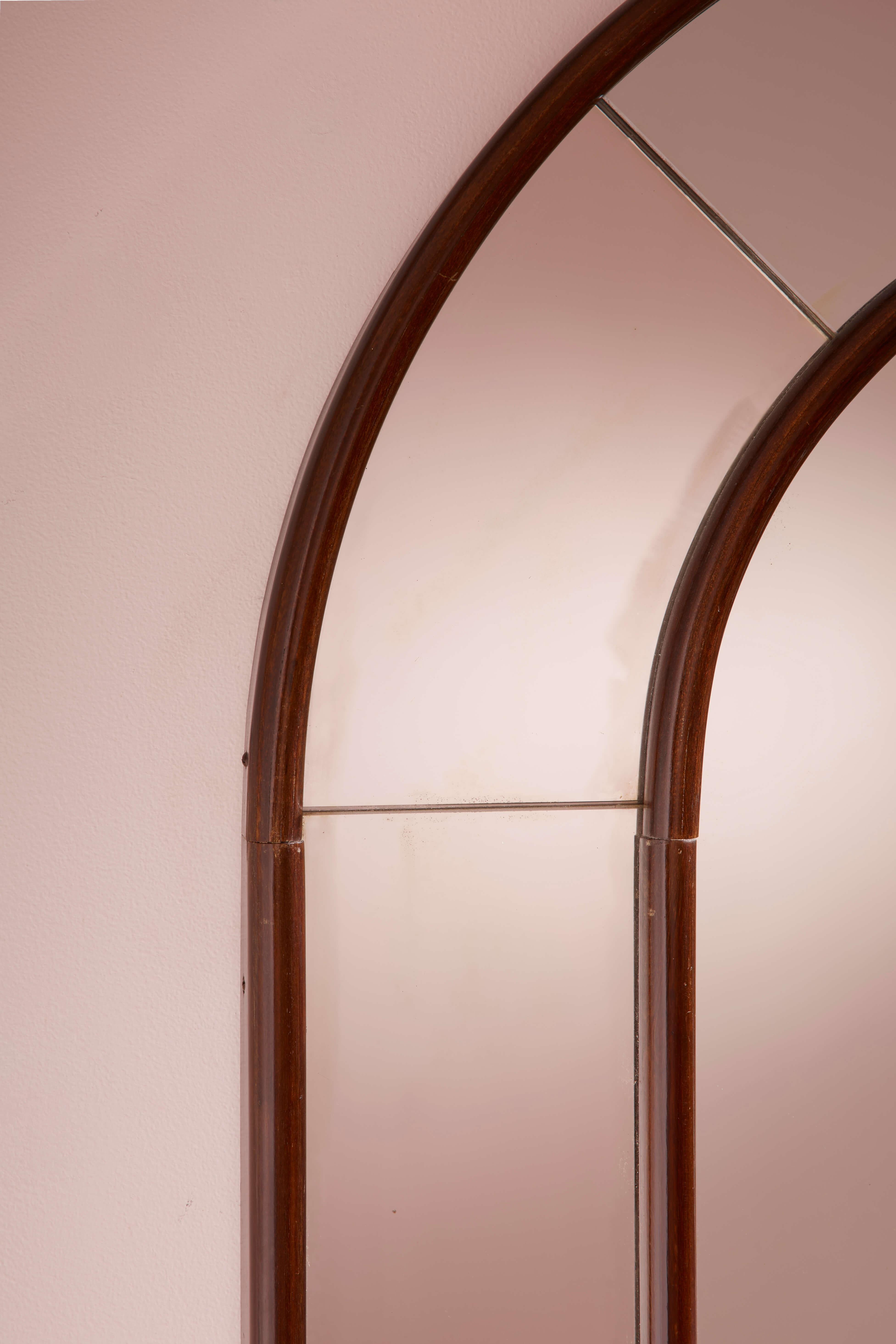 Grande specchio in stile razionalista, vetro specchiato e legno, Italia, anni '30 In condizioni buone in vendita a Chiavari, Liguria