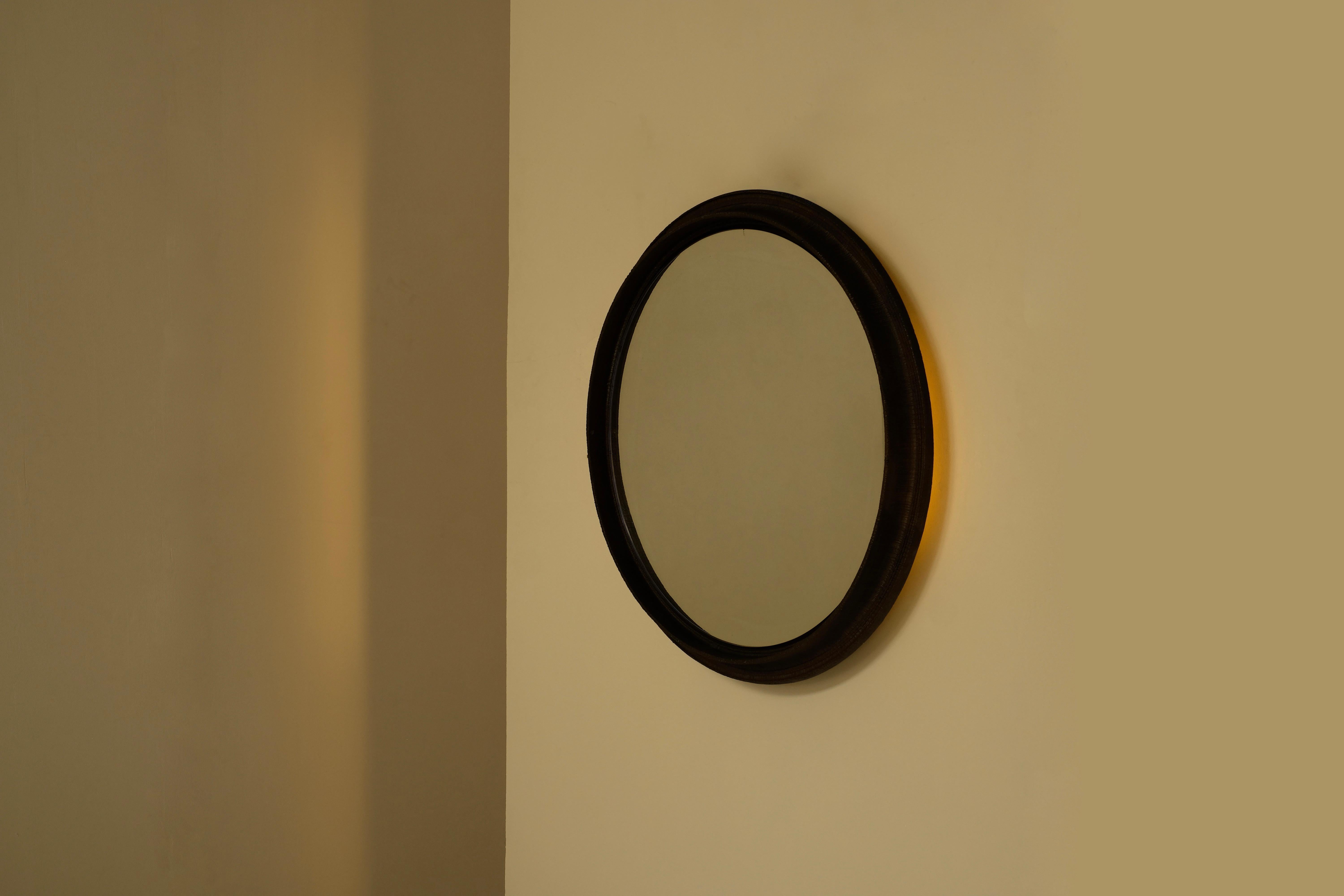 Miroir Rond Brutaliste avec miroir lumineux en laiton, métal avec patine bronze, Italie 1960's.
 

 

Période de production - années 1960

Dimensions - Largeur 75 cm x Profondeur 10 cm (sans crochet 6 cm) x Hauteur 75 cm . 

MATERIAL -  Laiton