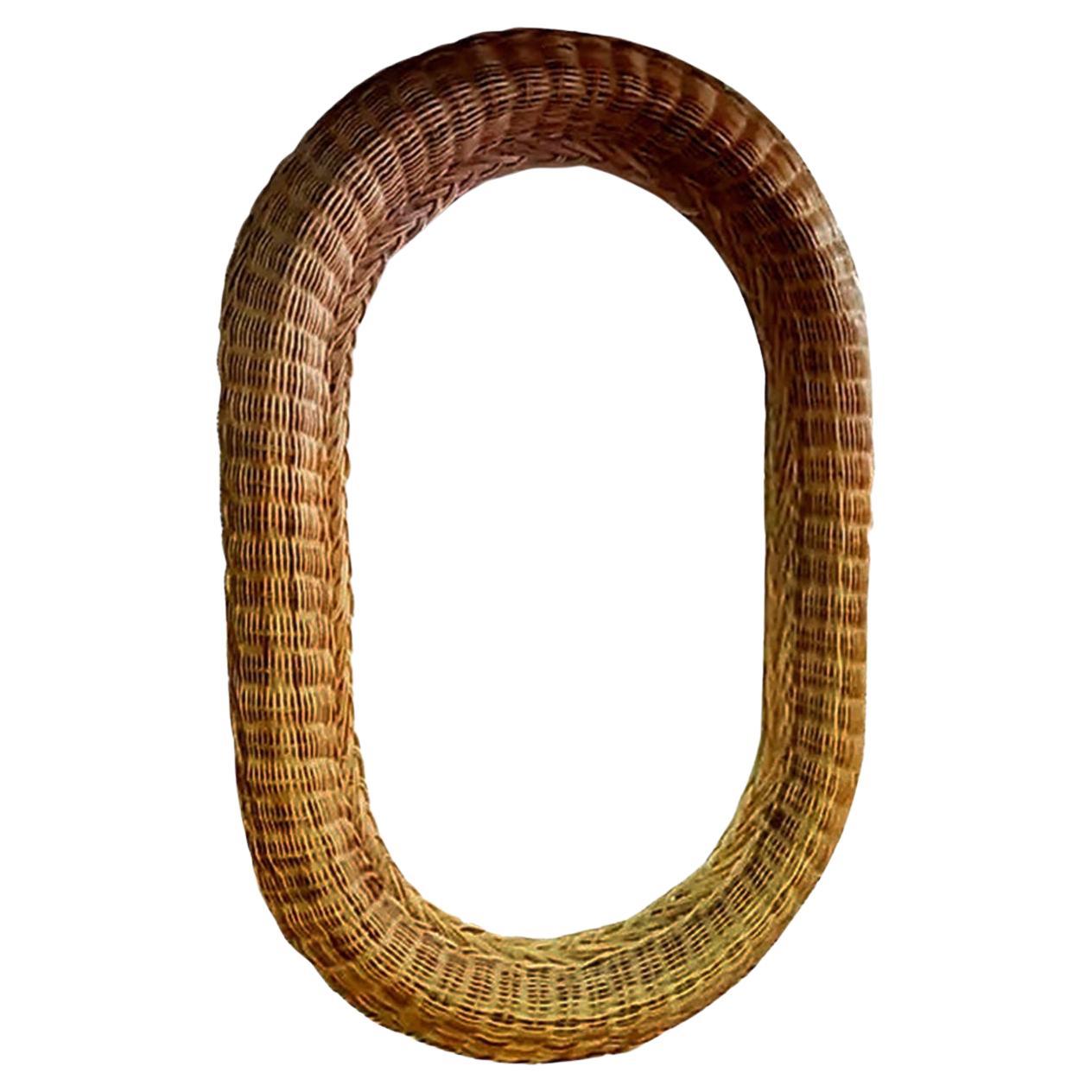Miroir ovale en osier. Dimensions : 75 x 51 cm. Authentique vintage des années 70. Ils peuvent être suspendus verticalement ou horizontalement.

Il peut être suspendu verticalement ou horizontalement. Très bonne finition.