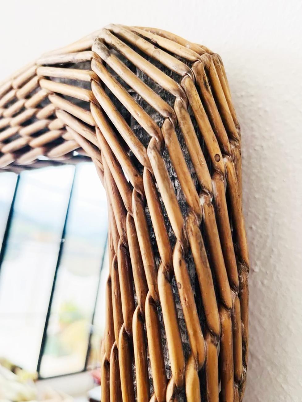 A wicker mirror. Measure: 67x43 cm. Authentic vintage 70s. They can be hung vertically or horizontally.

It can be hung vertically or horizontally. Very well finished.