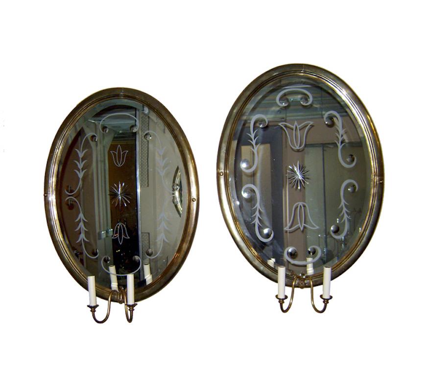 Paar große französische doppelflammige vergoldete Bronzewandleuchter mit geätzter Spiegelrückwand aus der Zeit um 1940

Abmessungen:
Höhe: 33