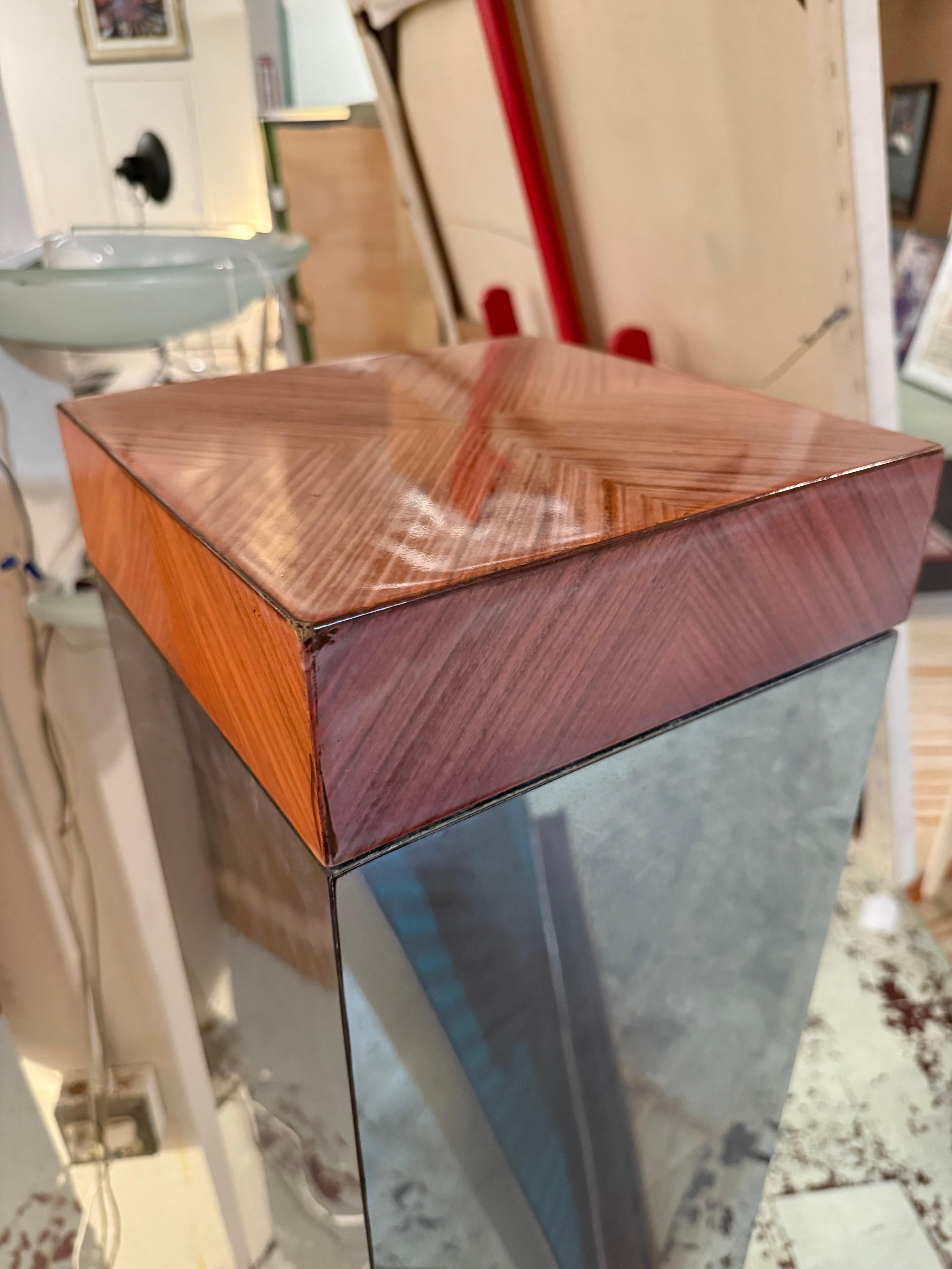 Postmoderne Large Mirrored Column Pedestal With Woodgrain Top en vente