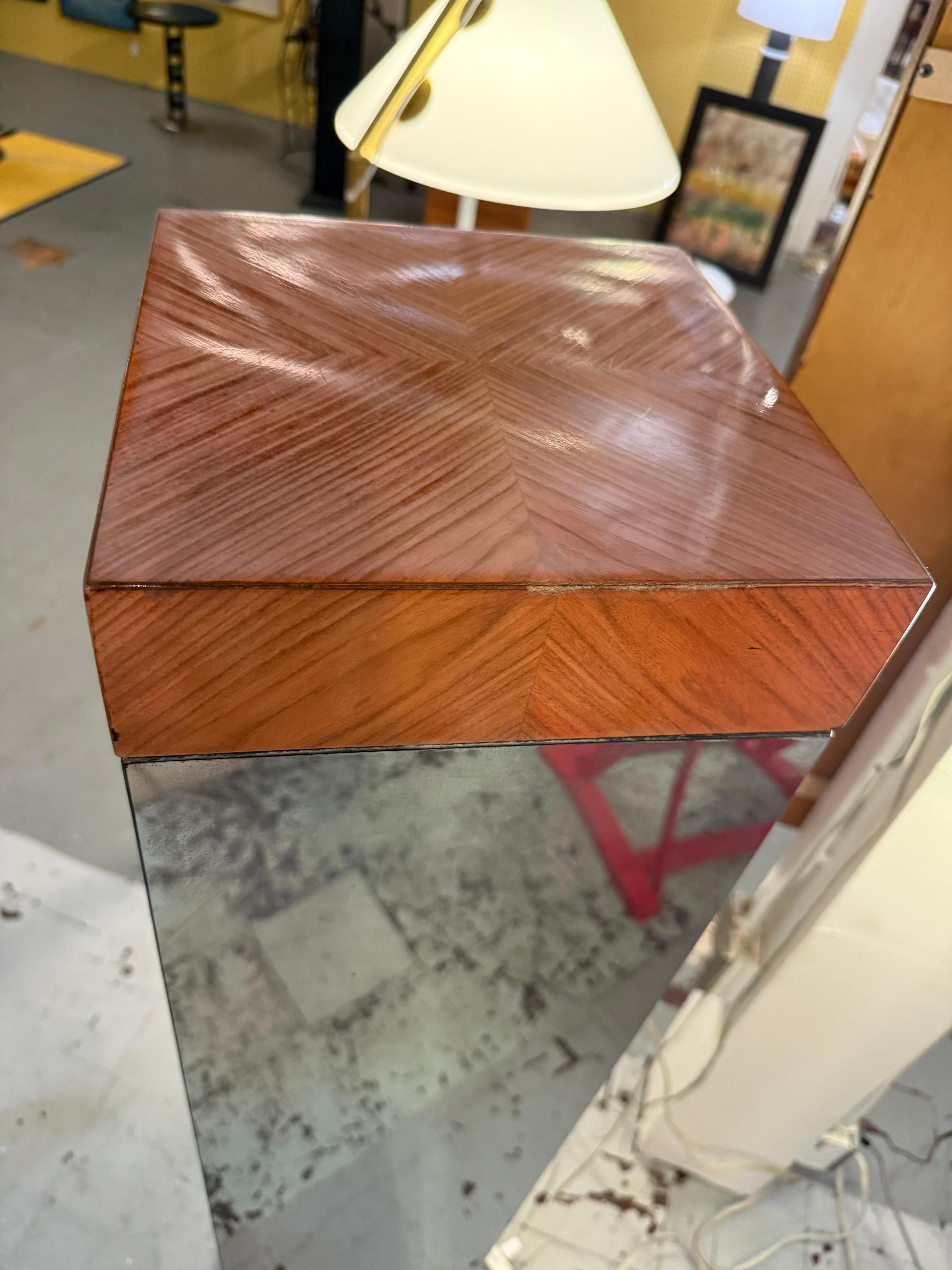 Américain Large Mirrored Column Pedestal With Woodgrain Top en vente