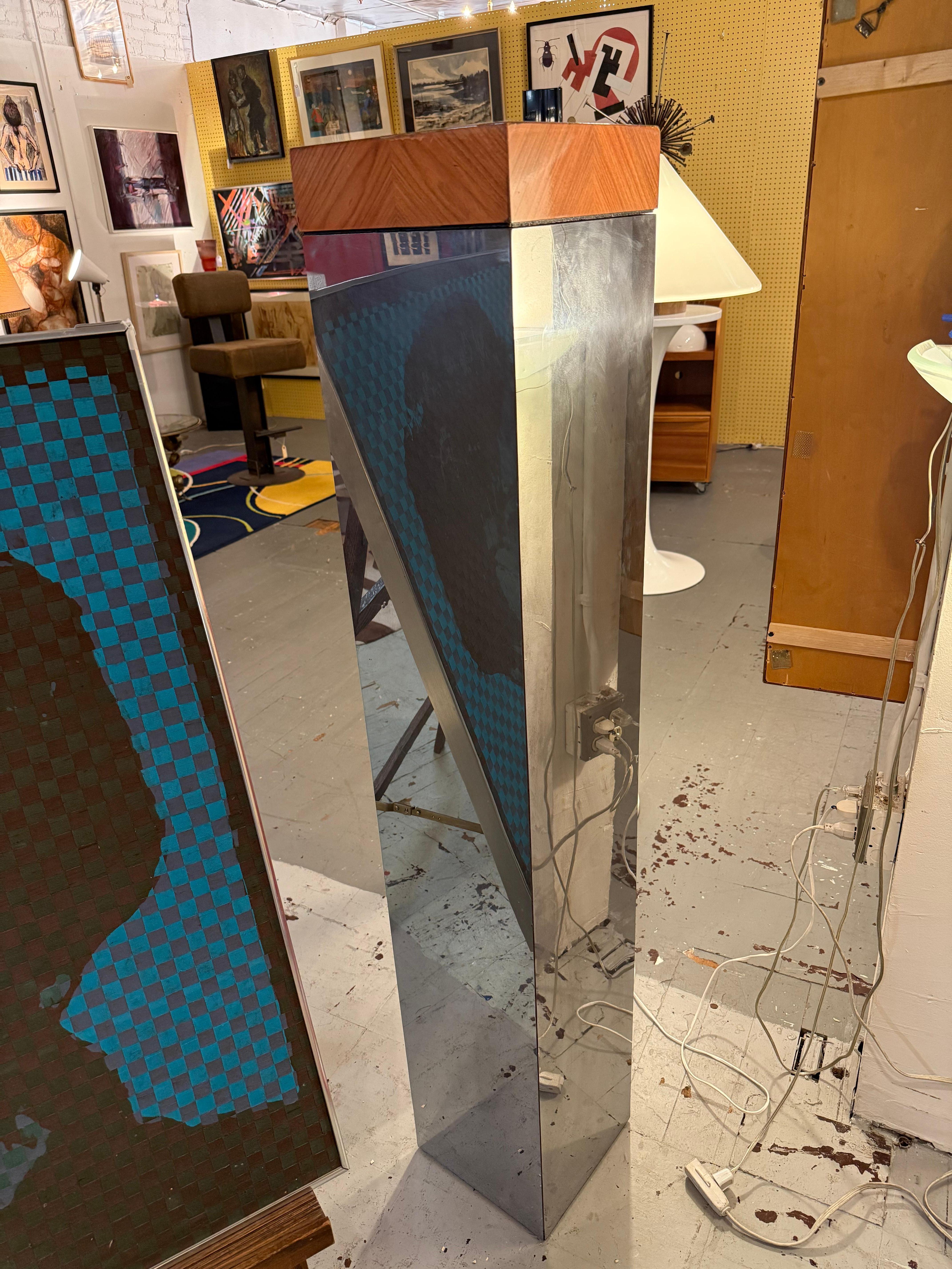 Large Mirrored Column Pedestal With Woodgrain Top Bon état - En vente à Pasadena, CA