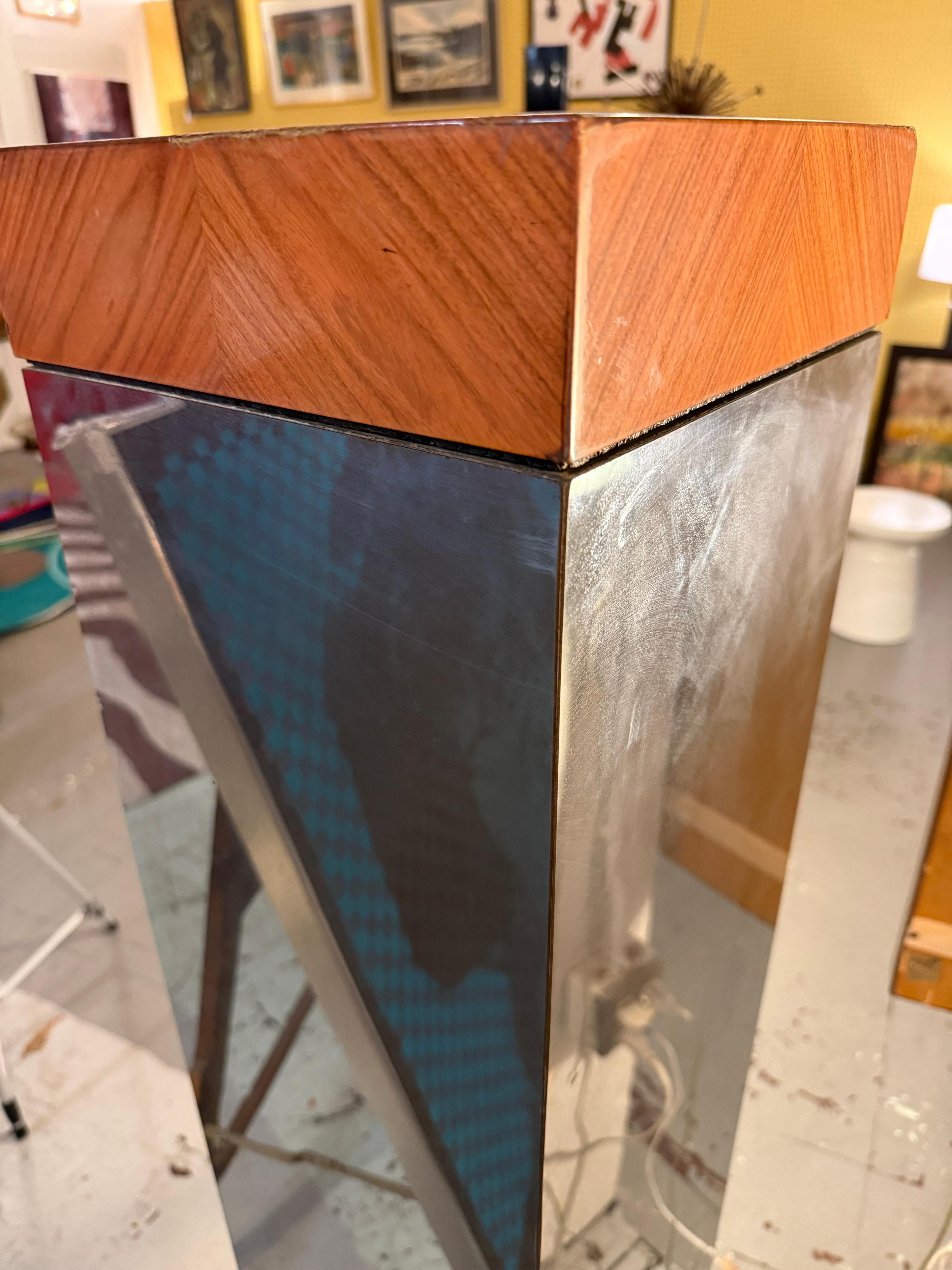 Fin du 20e siècle Large Mirrored Column Pedestal With Woodgrain Top en vente