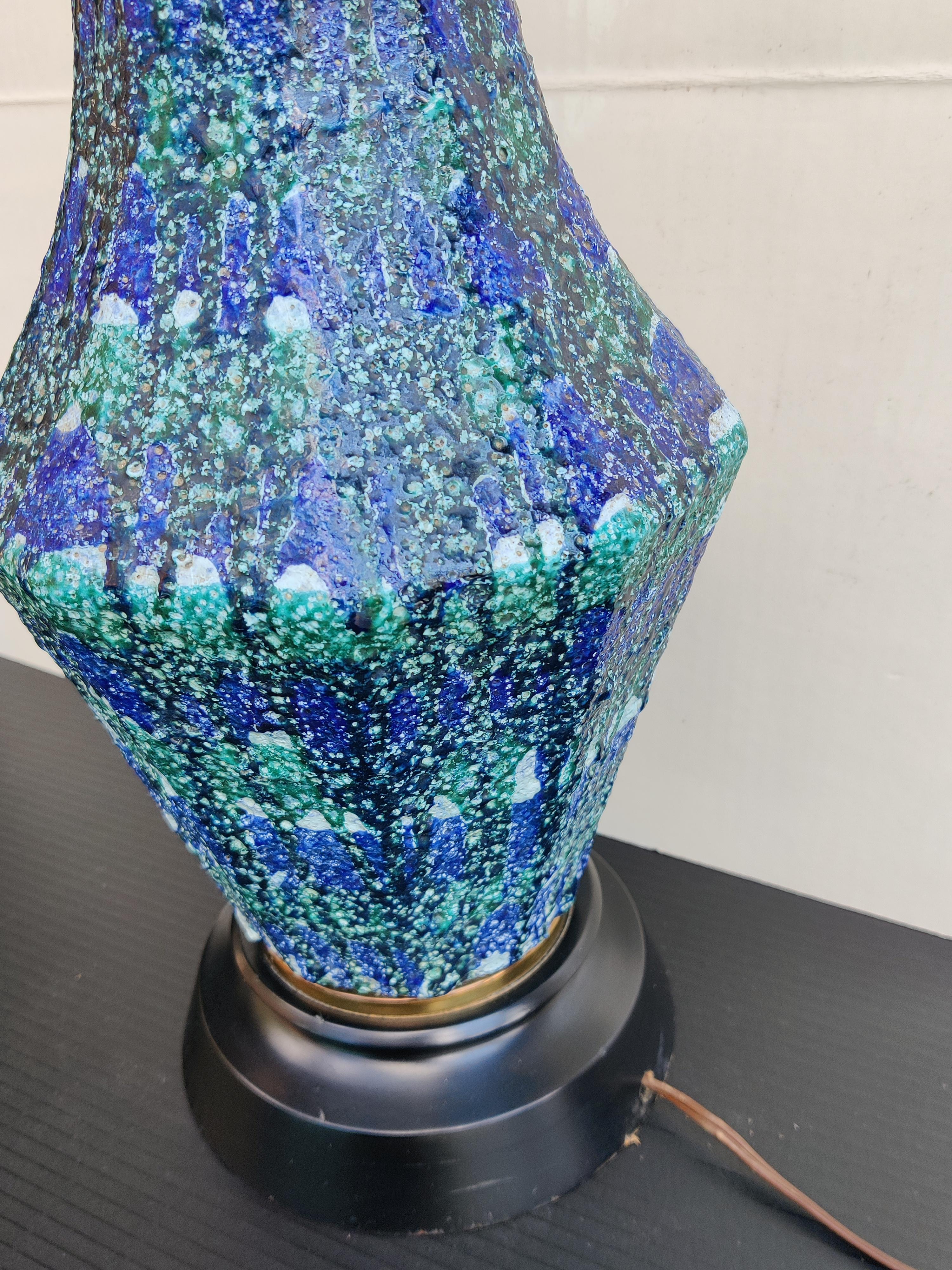 Grande lampe mi-siècle moderne texturée lave aux couleurs mélangées en vente 5