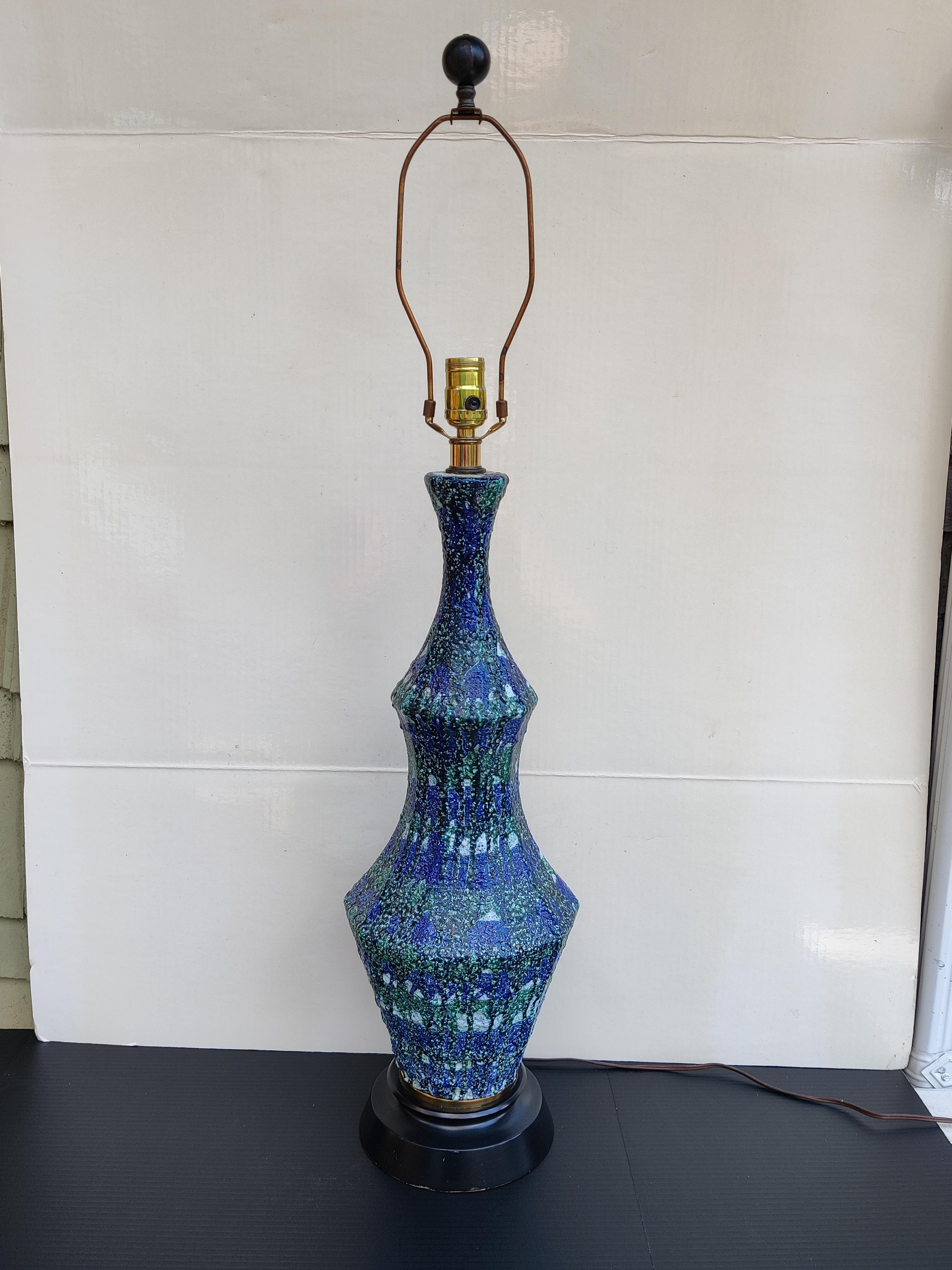 Grande lampe mi-siècle moderne texturée lave aux couleurs mélangées en vente 1