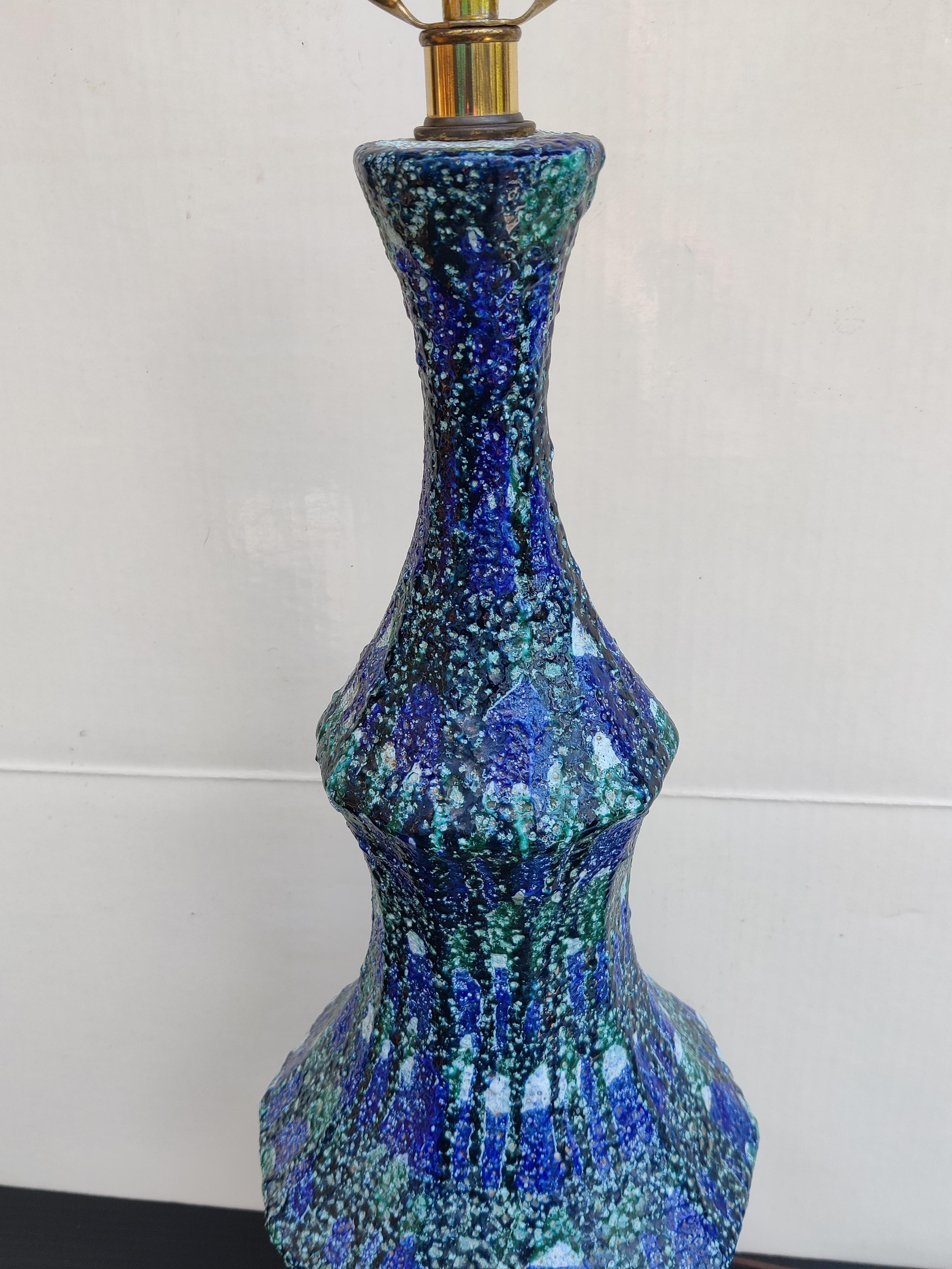 Grande lampe mi-siècle moderne texturée lave aux couleurs mélangées en vente 2