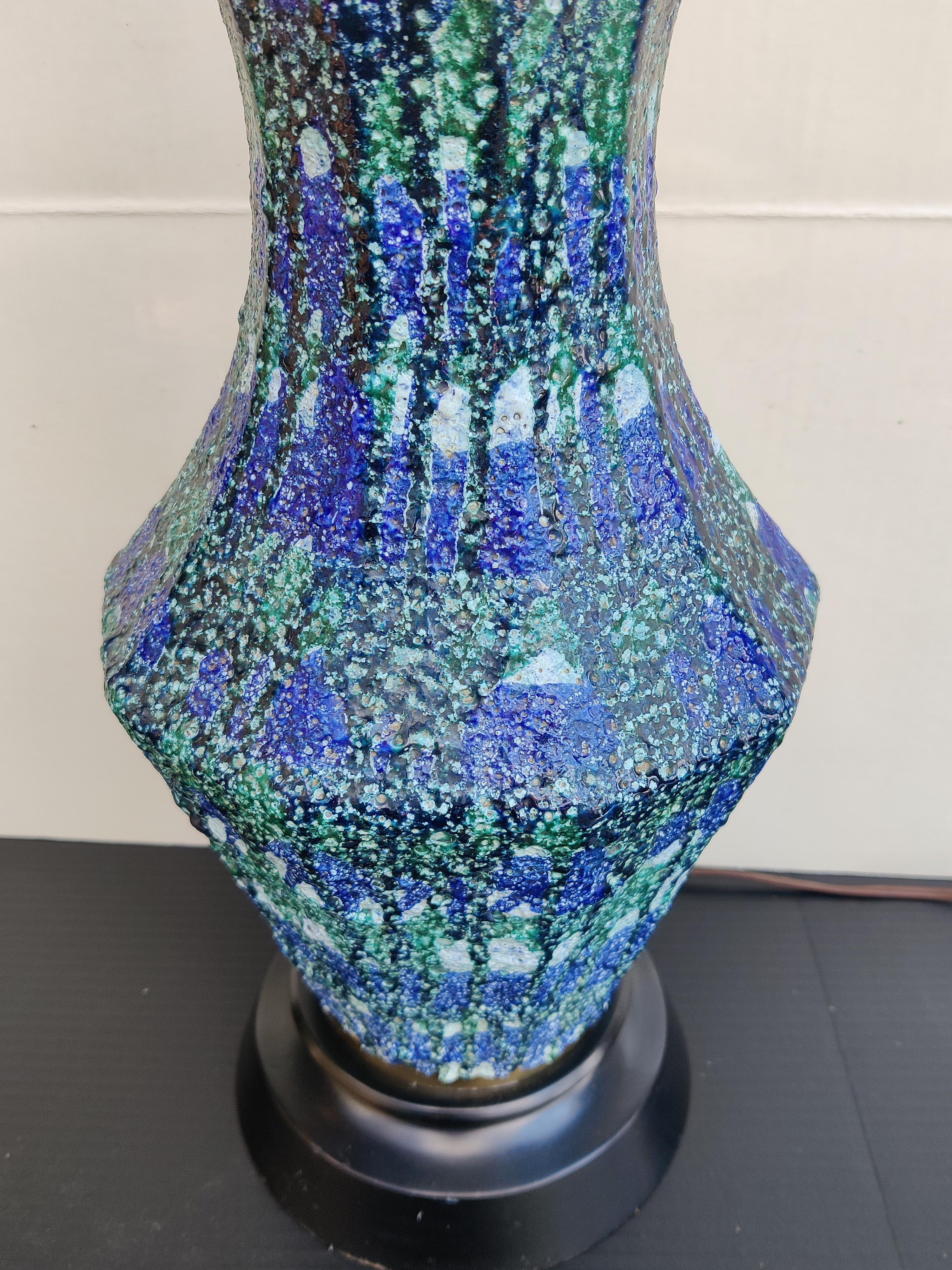 Grande lampe mi-siècle moderne texturée lave aux couleurs mélangées en vente 3