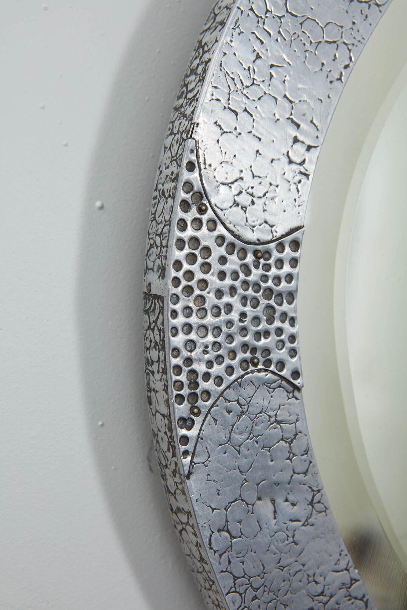 Großer ovaler Arts and Crafts-Spiegel aus gemischtem Metall im Zustand „Gut“ im Angebot in Greenwich, CT