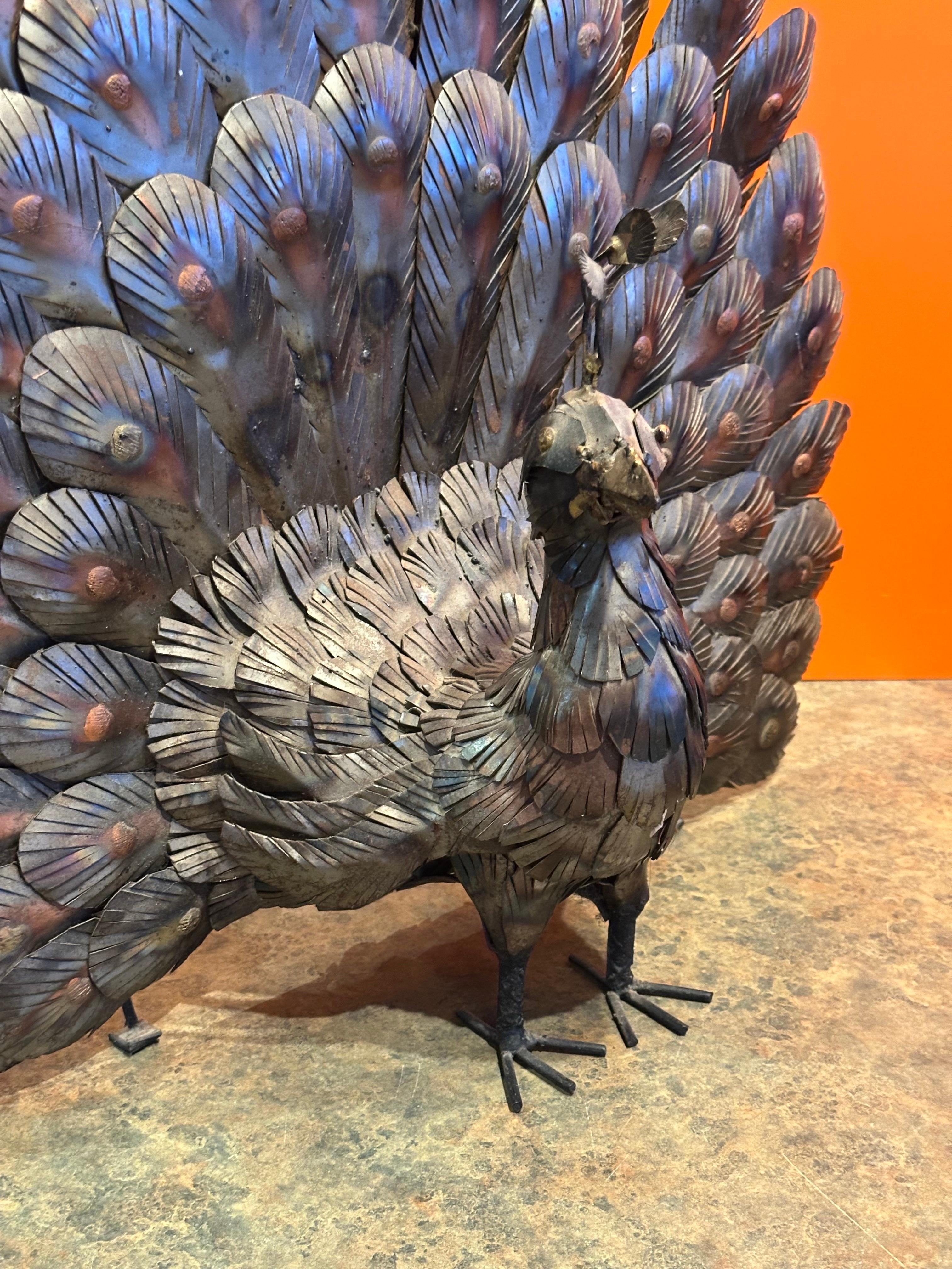 Grande scultura di pavone in metalli misti nello stile di Sergio Bustamante in vendita 3