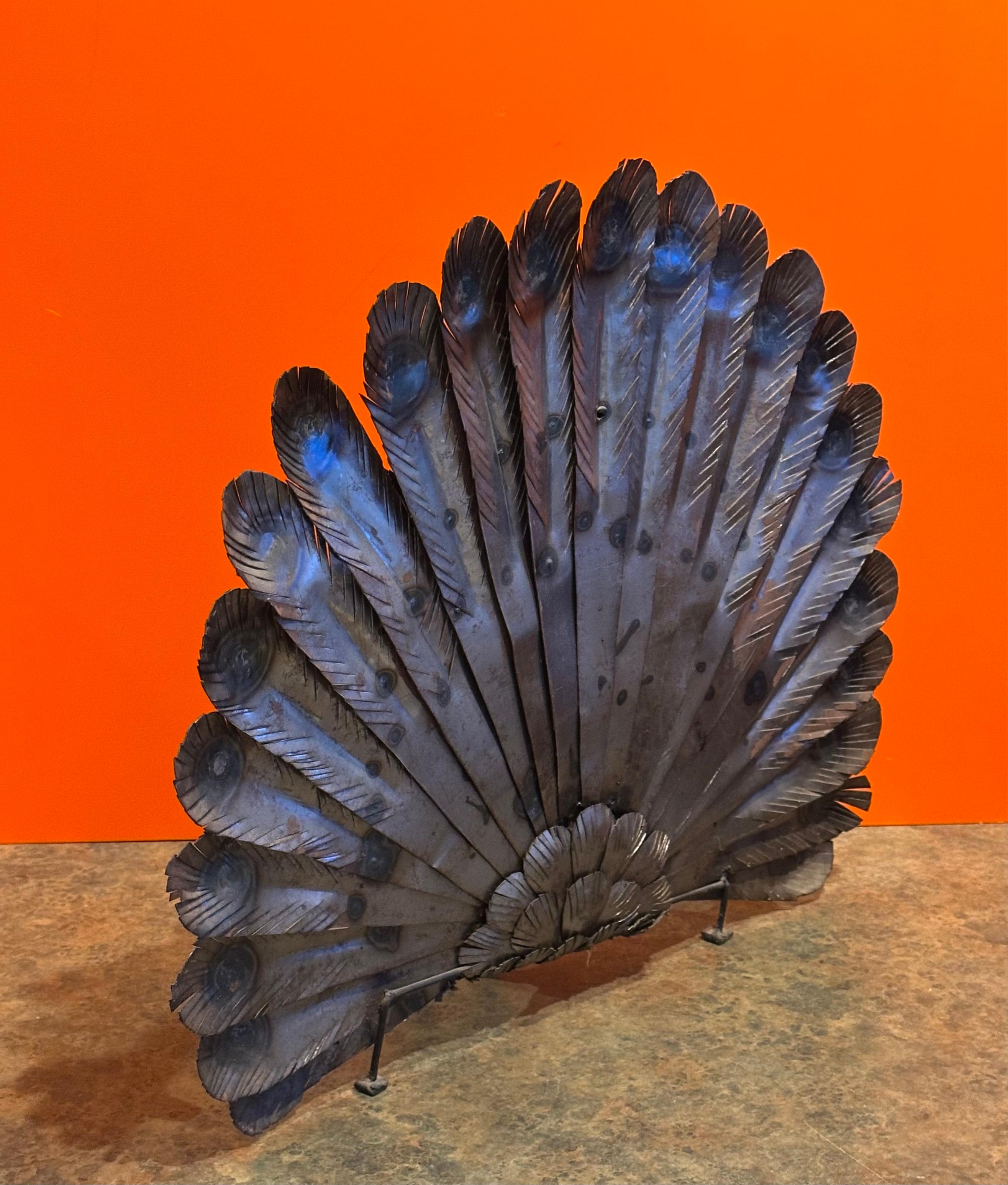 Grande scultura di pavone in metalli misti nello stile di Sergio Bustamante in vendita 4