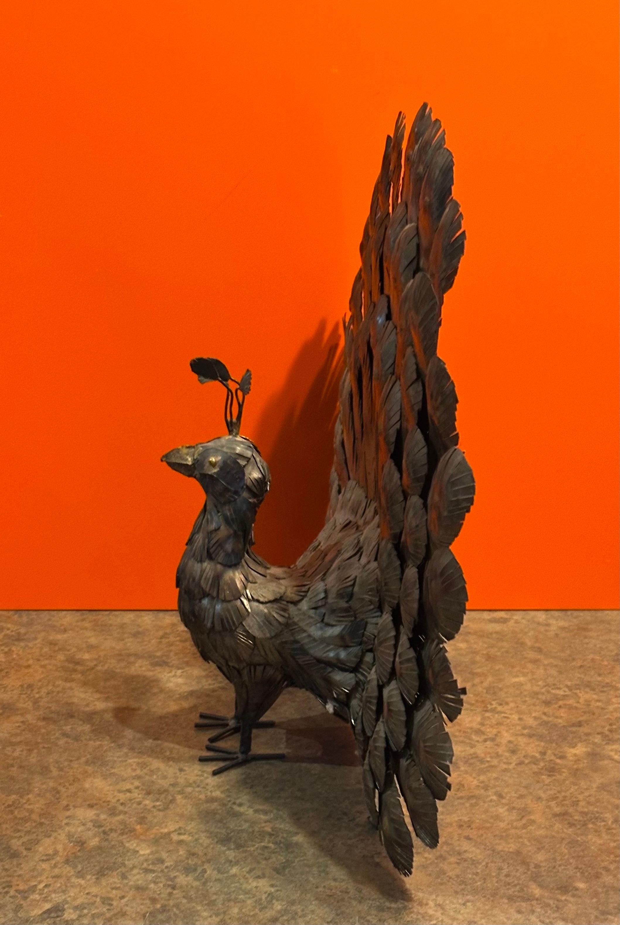 Grande scultura di pavone in metalli misti nello stile di Sergio Bustamante in vendita 5