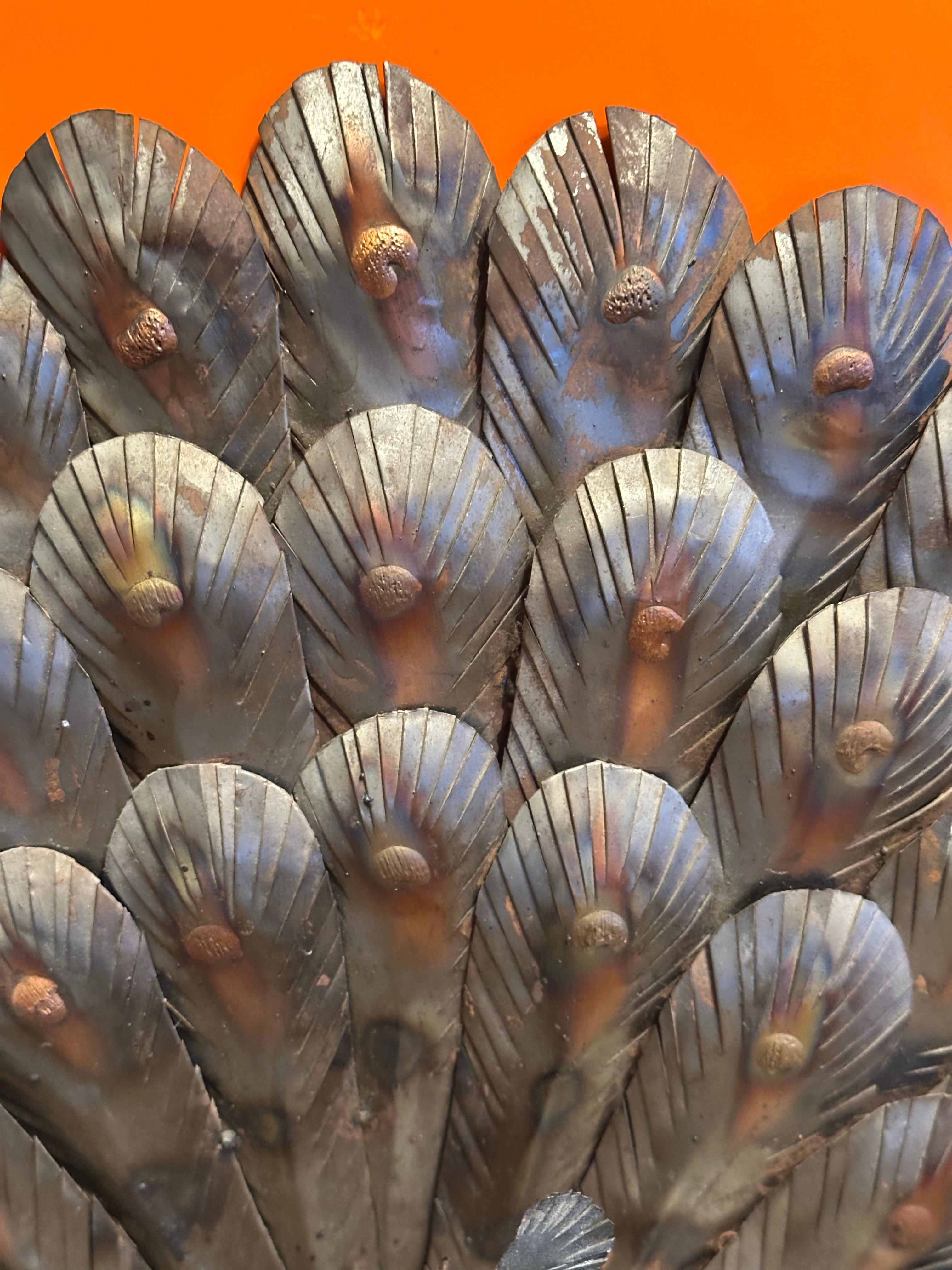 Grande scultura di pavone in metalli misti nello stile di Sergio Bustamante in vendita 7