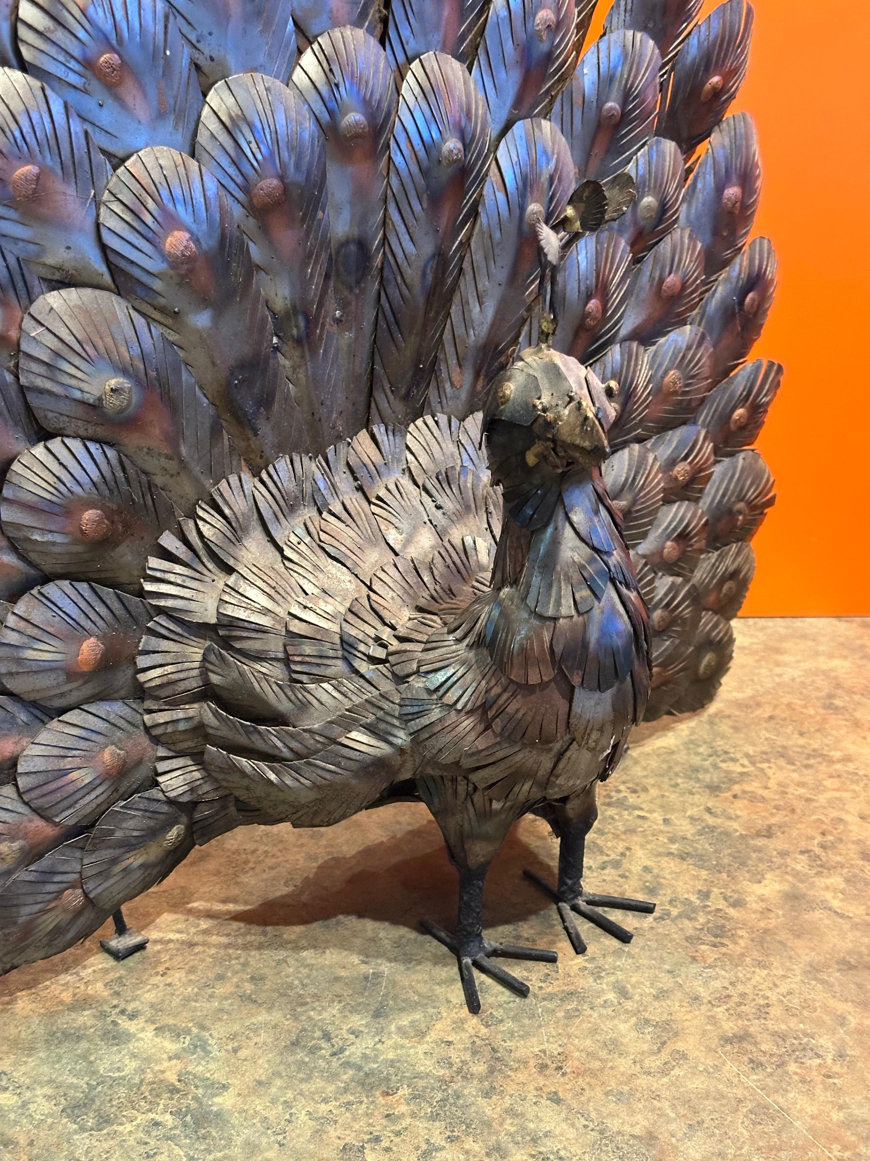 Grande scultura di pavone in metalli misti nello stile di Sergio Bustamante in vendita 8