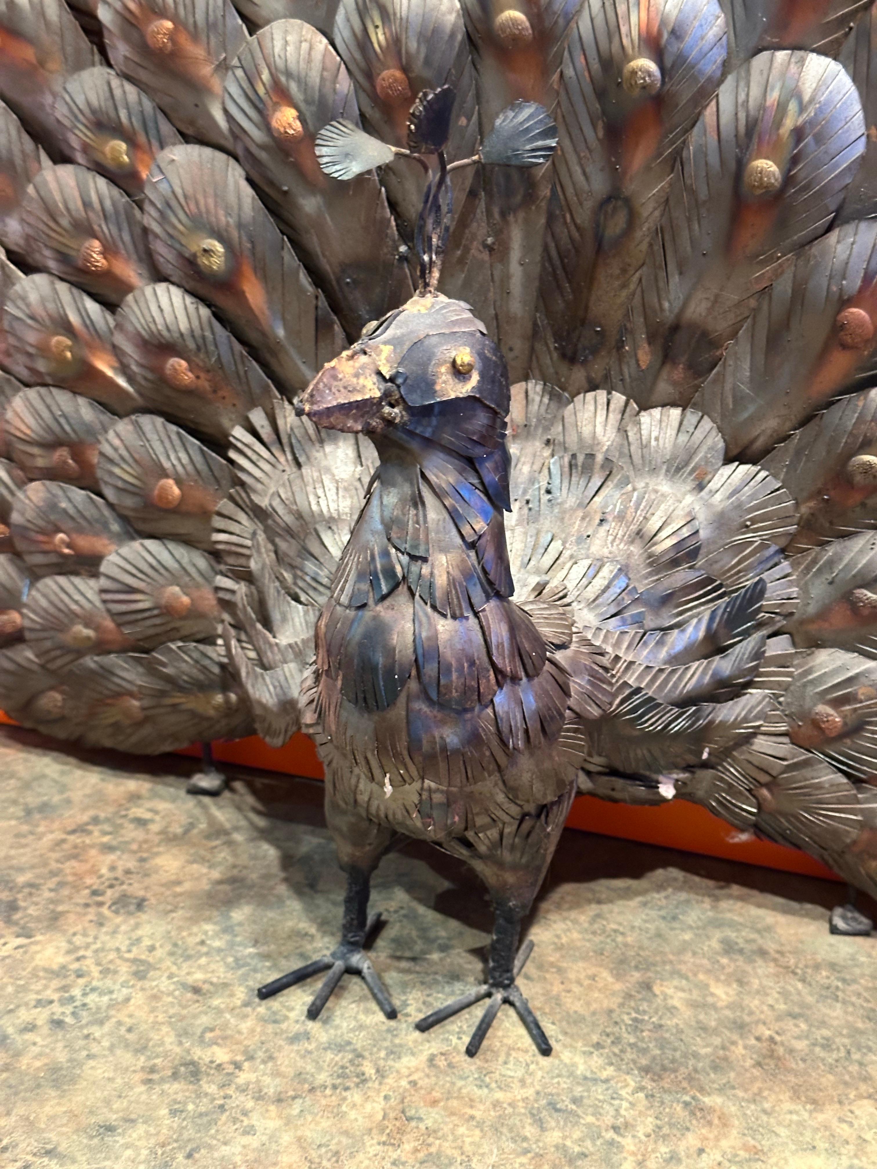 Grande scultura di pavone in metalli misti nello stile di Sergio Bustamante in vendita 9