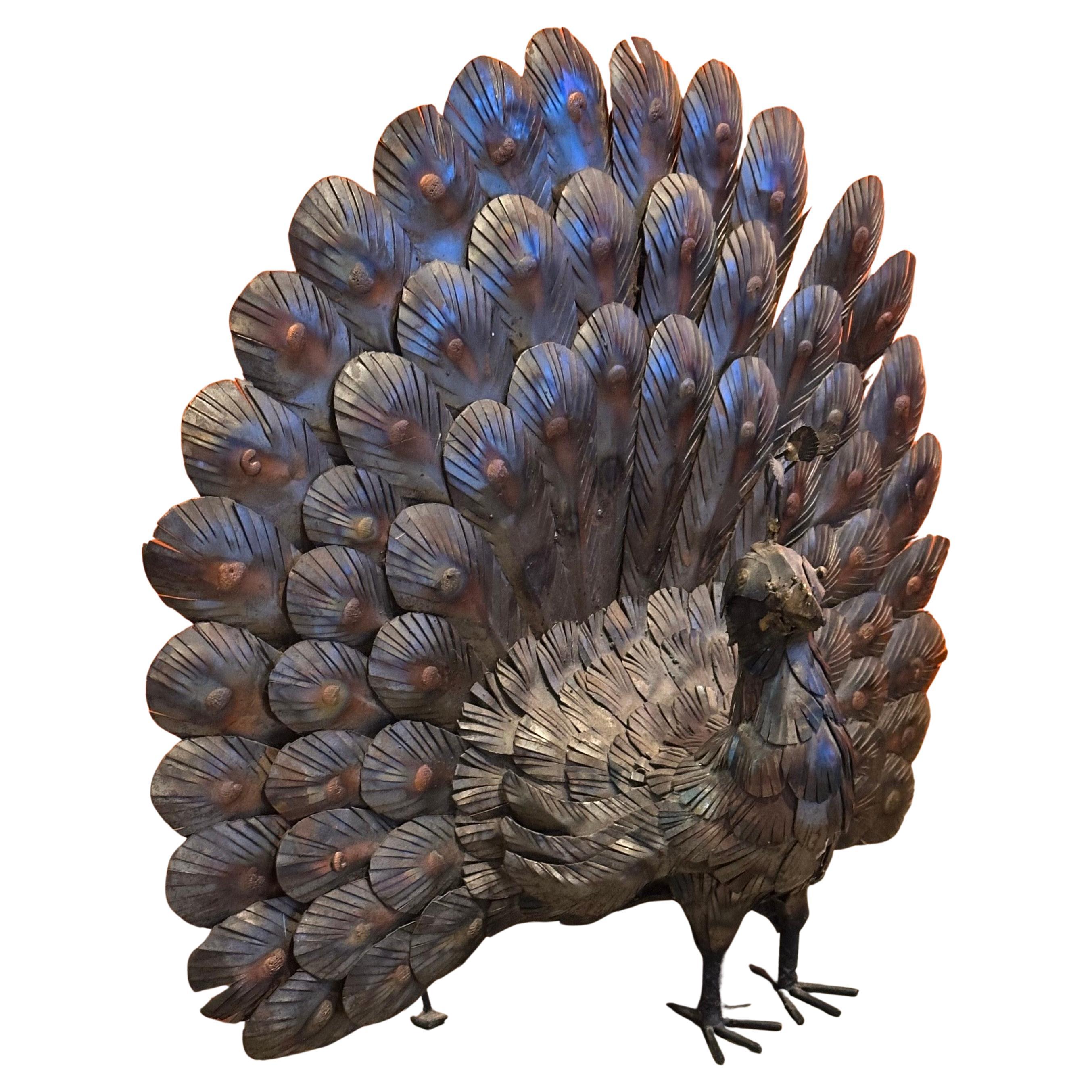 Una grande scultura di pavone in metalli misti nello stile del famoso artista messicano Sergio Bustamante, degli anni '70 circa.  La scultura esibisce lo stile distintivo e la maestria per cui Bustamante è noto; la scultura del gufo presenta un