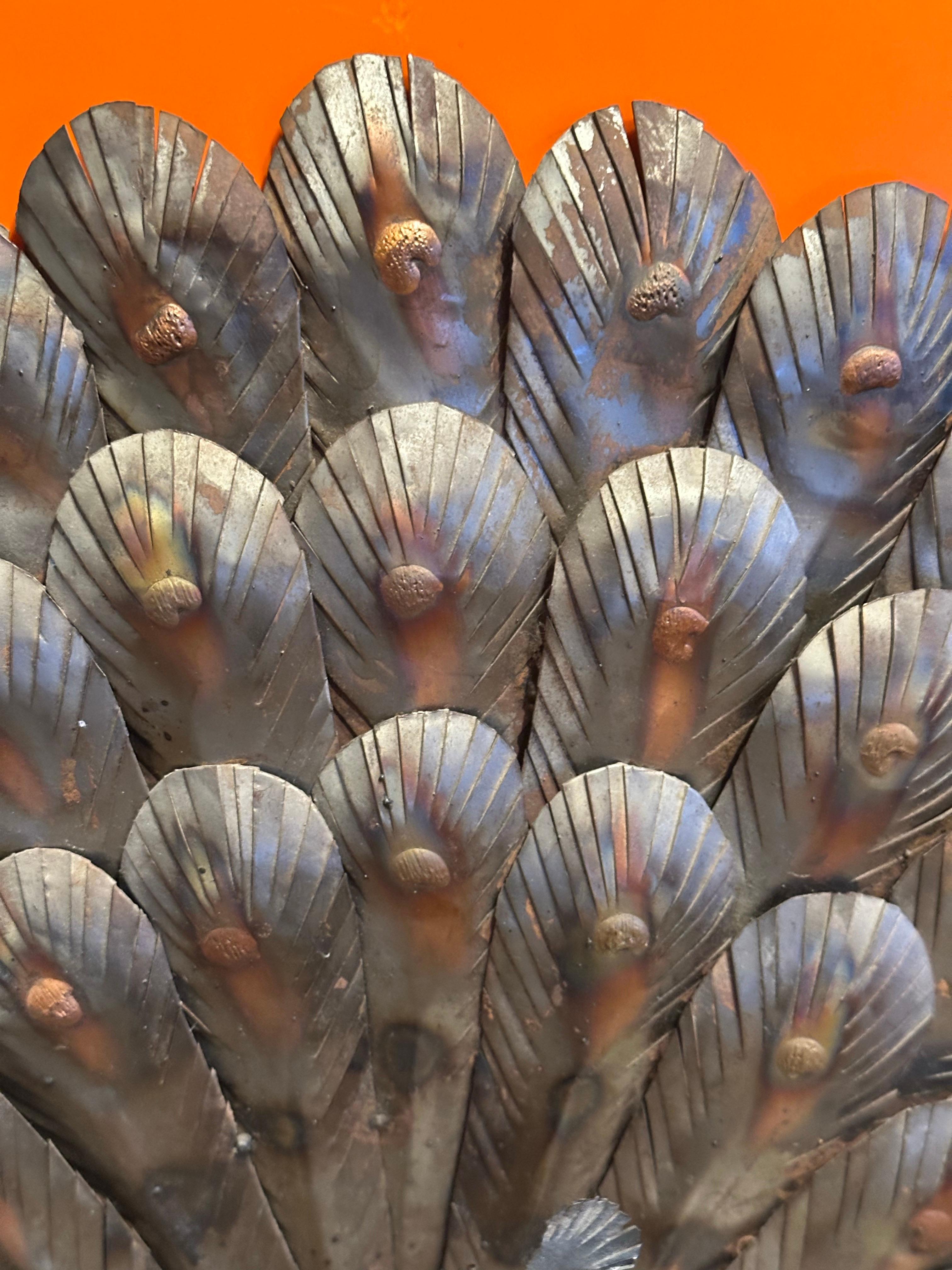 XX secolo Grande scultura di pavone in metalli misti nello stile di Sergio Bustamante in vendita