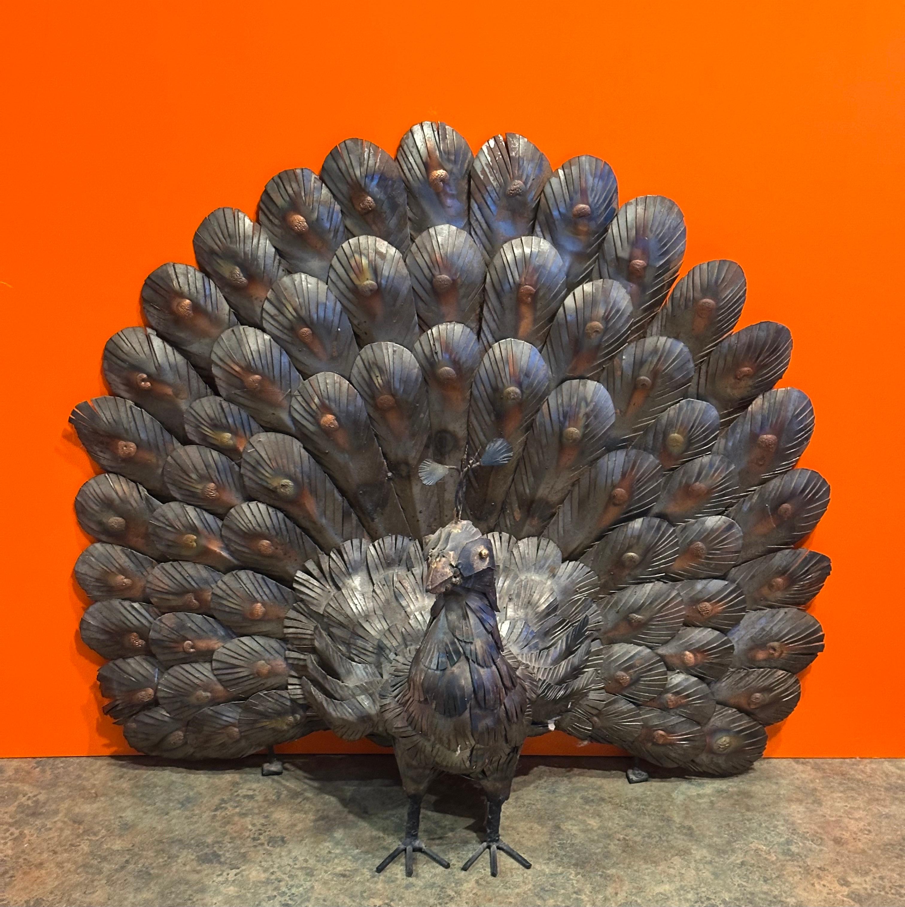 Metallo Grande scultura di pavone in metalli misti nello stile di Sergio Bustamante in vendita