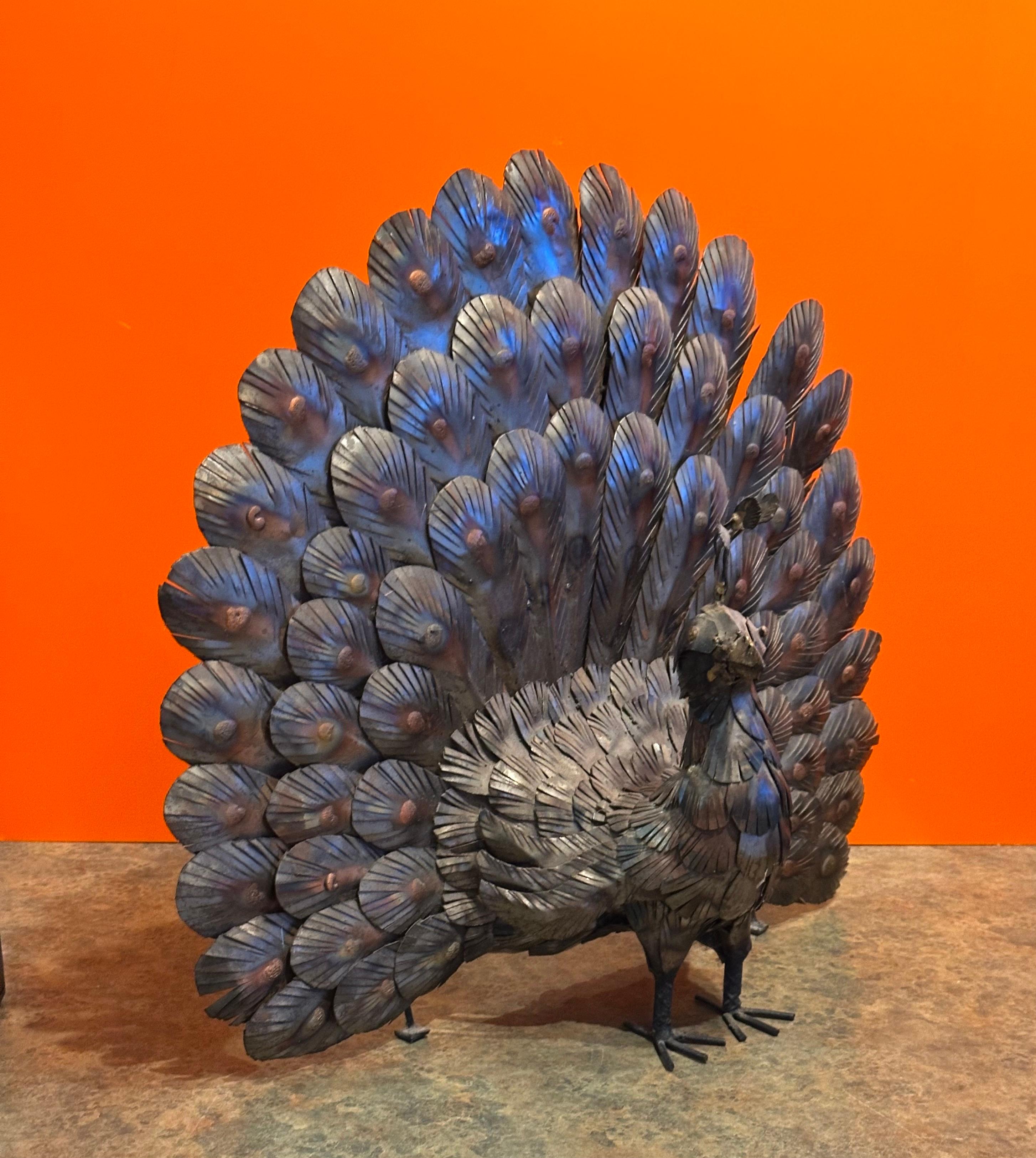 Grande scultura di pavone in metalli misti nello stile di Sergio Bustamante in vendita 1