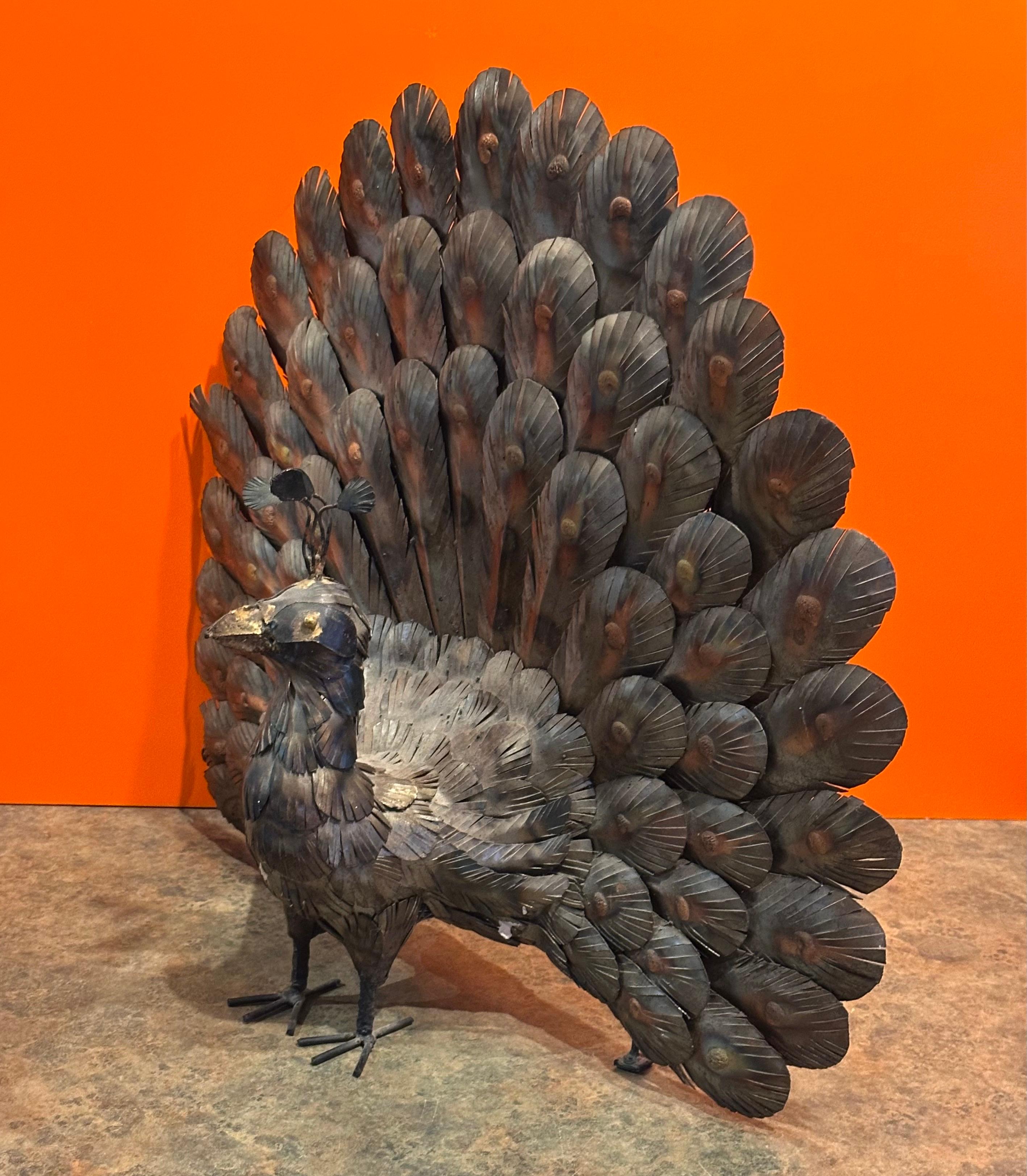 Grande scultura di pavone in metalli misti nello stile di Sergio Bustamante in vendita 2