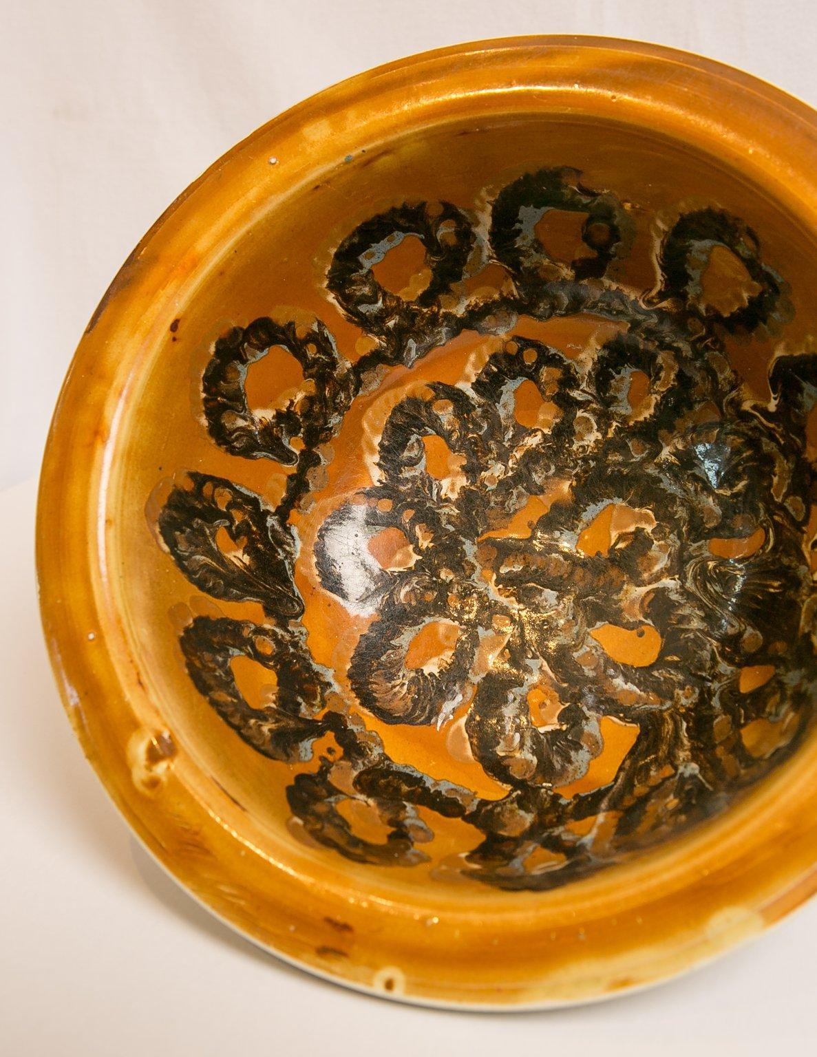 Large Mochaware Bowl with Both Cable and Marbled Decoration In Good Condition In Katonah, NY