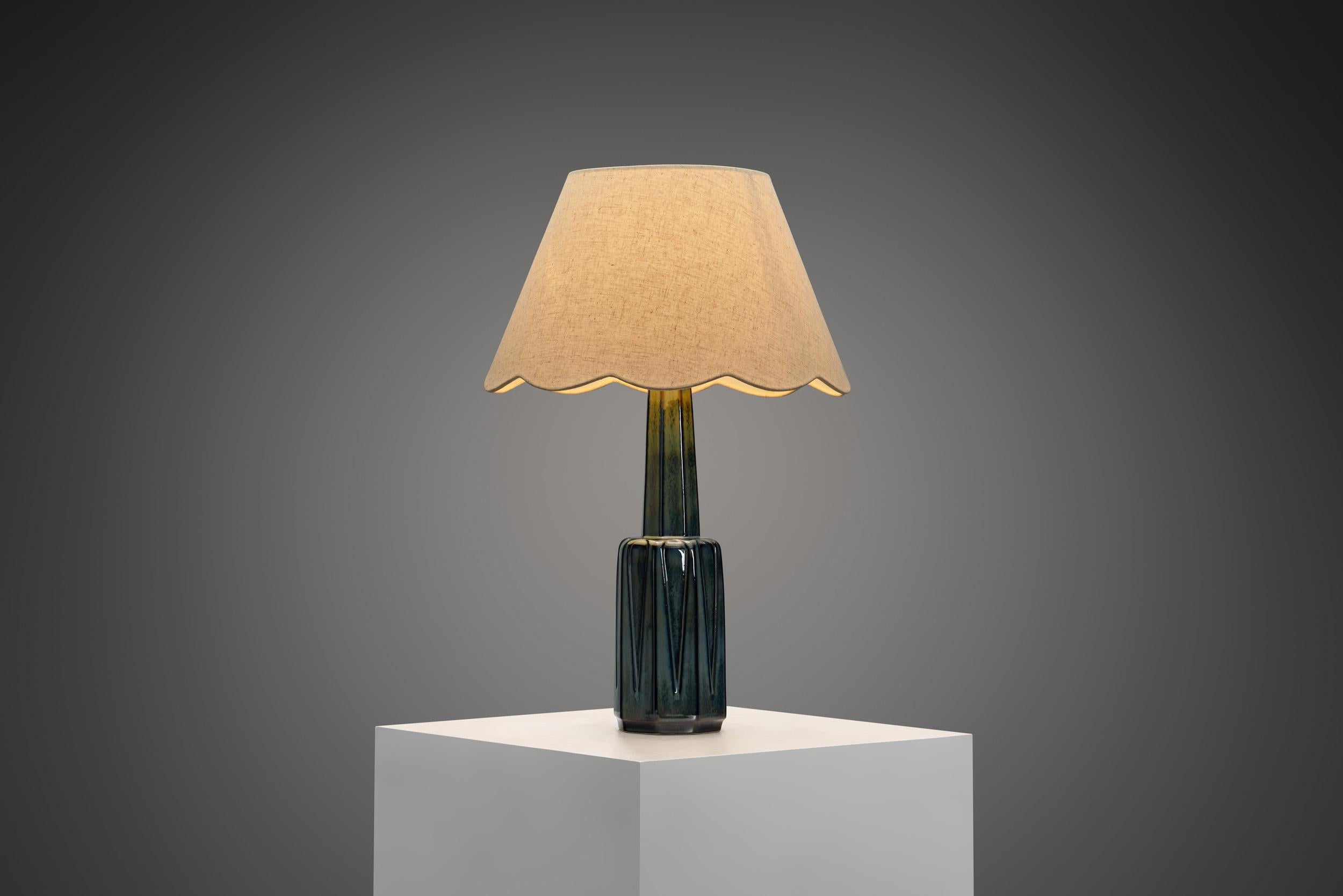 Milieu du XXe siècle Grande lampe de table en céramique Model No 